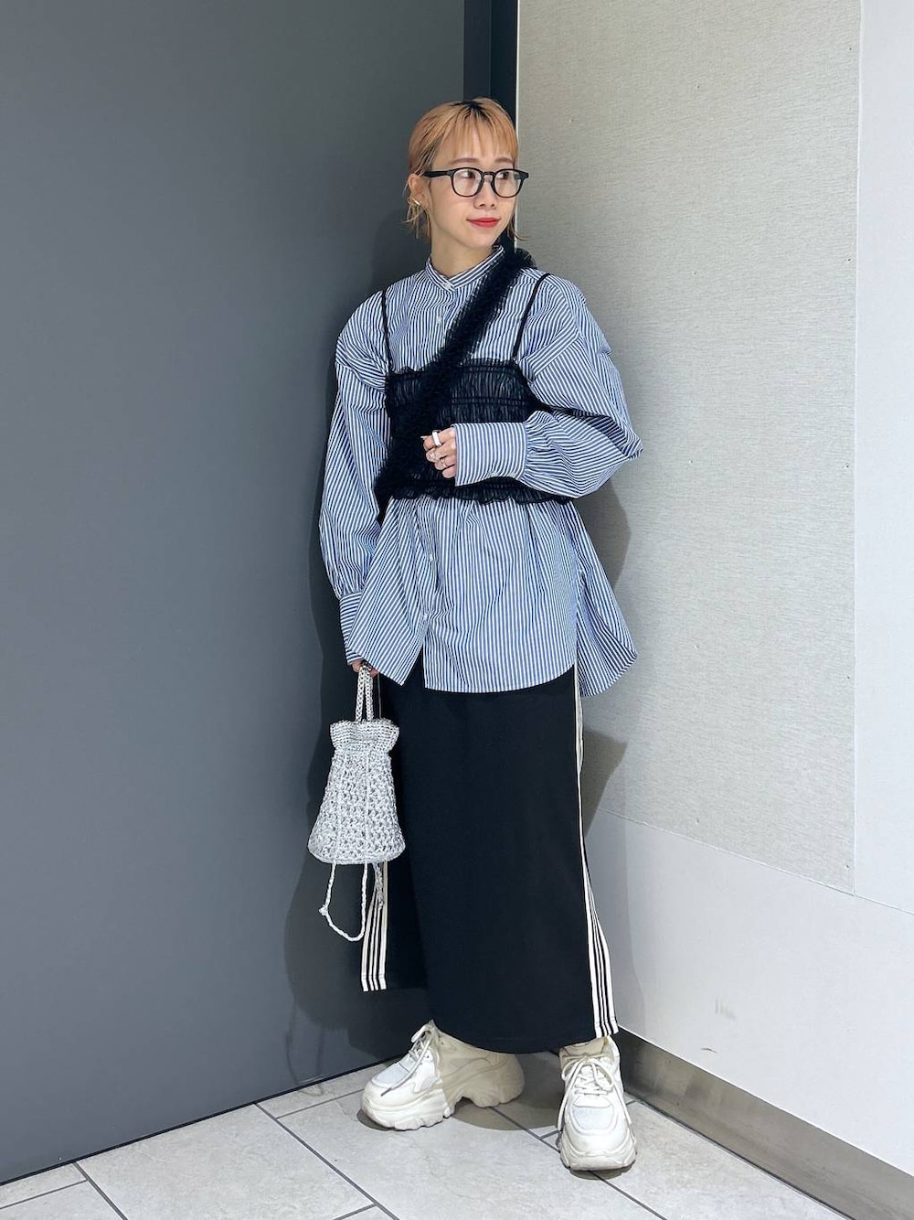 「女子ウケ、個性派、差し色コーデ、ママコーデ、春コーデ、ローリーズスタイル_LOWRYS FARM、公認インフルエンサー_LOWRYS FARM、大人女子カジュアル_LOWRYS FARM、カジュアル、メガネ、LOWRYS FARM、着痩せ・細見え、シャツ、スカート、ドットエスティフェス」｜「LOWRYS FARMの曇り止め付メガネ　952570（メガネ、その他）」を使った、milkさん（レディース・160cm）の春コーディネートの1枚目の写真