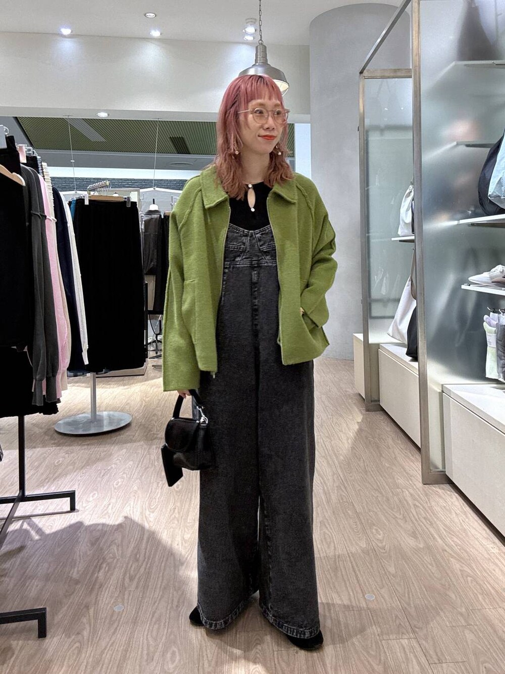 「女子ウケ、個性派、ママコーデ、冬コーデ、ローリーズスタイル_LOWRYS FARM、公認インフルエンサー_LOWRYS FARM、大人女子カジュアル_LOWRYS FARM、カジュアル、メガネ、LOWRYS FARM、着痩せ・細見え、秋冬新作、アウター、ニット、カーディガン」｜「LOWRYS FARMのＣＯＮＥデニムサロペット 247262（サロペット/オーバーオール、ブラック系）」を使った、milkさん（レディース・160cm）の冬コーディネートの1枚目の写真