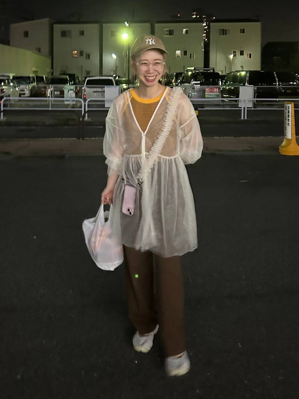 「女子ウケ、個性派、差し色コーデ、ママコーデ、春コーデ、ローリーズスタイル_LOWRYS FARM、公認インフルエンサー_LOWRYS FARM、大人女子カジュアル_LOWRYS FARM、カジュアル、メガネ、LOWRYS FARM、着痩せ・細見え、夏コーデ、キャミソール、カップ付きインナー」｜「LOWRYS FARMの２ＷＡＹチュールチュニック 111155（シャツ/ブラウス、ホワイト系）」を使った、milkさん（レディース・160cm）の夏コーディネートの1枚目の写真