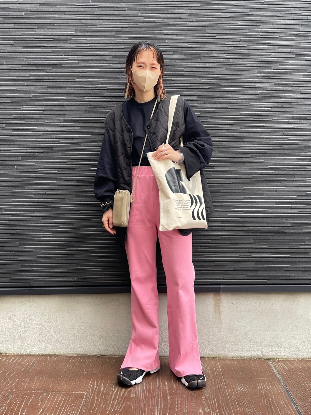 「カラーパンツ、ニコアンド、niko and ...、Littlesuzie、エアリフト、ママコーデ」｜「niko and...のセルフカットマルチストレッチスリットパンツ（その他パンツ、ピンク系）」を使った、milkさん（レディース・160cm）の春コーディネートの1枚目の写真