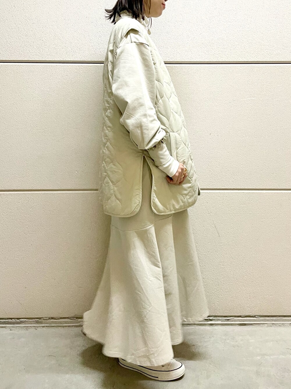 ホワイト系のその他アウター、ホワイト系のワンピース/ドレス、ホワイト系のTシャツ/カットソーを着用したレディースの冬コーディネートの3枚目の写真