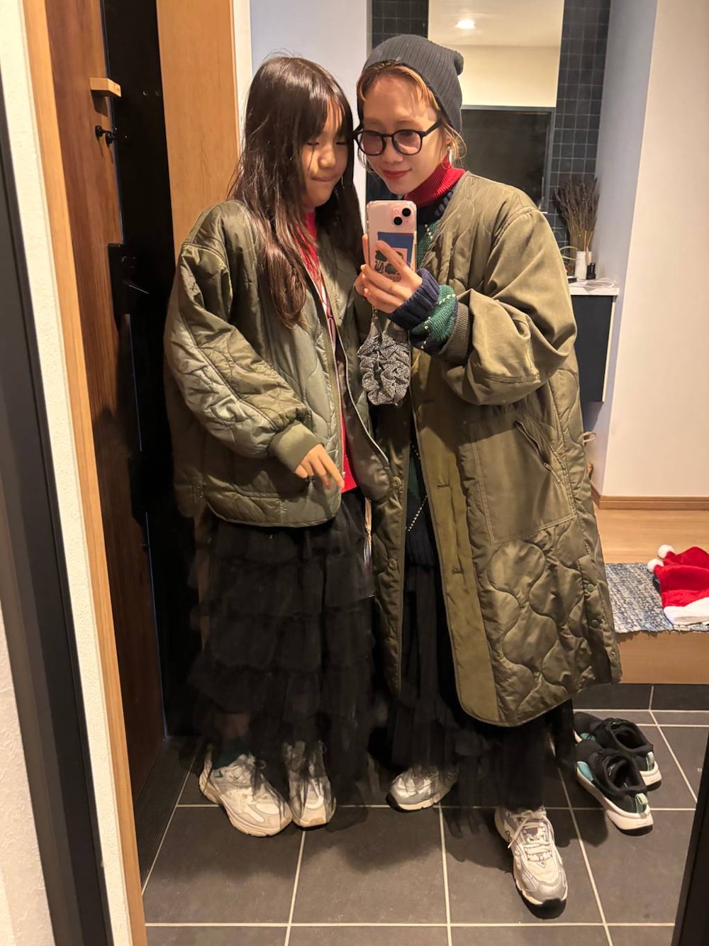 「女子ウケ、個性派、差し色コーデ、メガネ、LOWRYS FARM、着痩せ・細見え、カジュアル、秋冬新作、ママコーデ、秋コーデ、ローリーズスタイル_LOWRYS FARM、公認インフルエンサー_LOWRYS FARM、大人女子カジュアル_LOWRYS FARM、冬コーデ」｜「niko and...の【New Balance(ニューバランス)】ML725（スニーカー、グレー系）」を使った、milkさん（レディース・160cm）の冬コーディネートの1枚目の写真