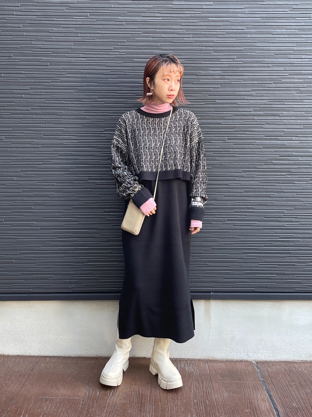 「ローリーズファーム(LOWRYS FARM)、LOWRYS FARM、lowrysfarm、ママコーデ、ママファッション、ワンピース、スニーカーブーツ、ショートブーツ、カラーソックス、キルティング、キルティングジャケット、タートルネック、ピンク」｜「LOWRYS FARMのウォームカラータートル　229392（Tシャツ/カットソー、ピンク系）」を使った、milkさん（レディース・160cm）の冬コーディネートの4枚目の写真