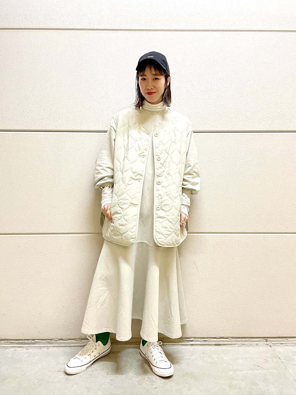 ホワイト系のその他アウター、ホワイト系のワンピース/ドレス、ホワイト系のTシャツ/カットソーを着用したレディースの冬コーディネートの5枚目の写真