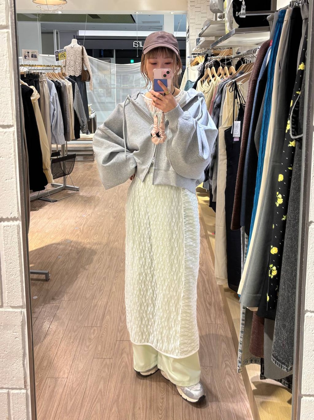 「女子ウケ、個性派、差し色コーデ、ママコーデ、春コーデ、ローリーズスタイル_LOWRYS FARM、公認インフルエンサー_LOWRYS FARM、大人女子カジュアル_LOWRYS FARM、カジュアル、メガネ、LOWRYS FARM、着痩せ・細見え、パーカー、ワイドパンツ、ワンピース」｜「niko and...の【New Balance(ニューバランス)】ML725（スニーカー、グレー系）」を使った、milkさん（レディース・160cm）の春コーディネートの1枚目の写真