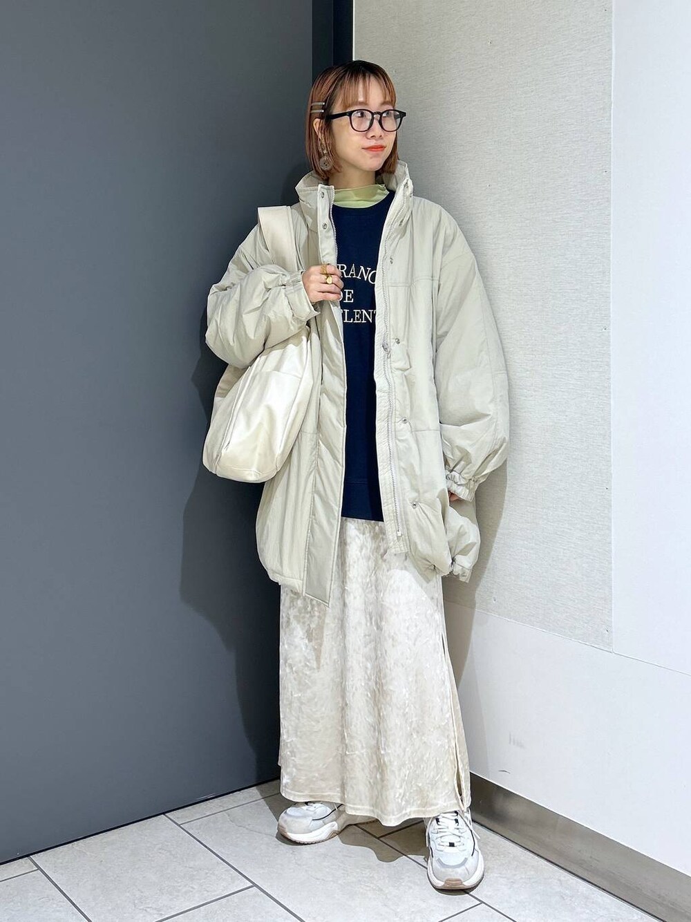 「女子ウケ、ショルダーバッグ、個性派、差し色コーデ、ママコーデ、秋コーデ、ローリーズスタイル_LOWRYS FARM、公認インフルエンサー_LOWRYS FARM、大人女子カジュアル_LOWRYS FARM、カジュアル、メガネ、LOWRYS FARM、着痩せ・細見え、アウター、スウェット」｜「LOWRYS FARMの柔らかボディＢＡＧ　122771（ボディバッグ/ウエストポーチ、ホワイト系）」を使った、milkさん（レディース・160cm）の秋コーディネートの1枚目の写真
