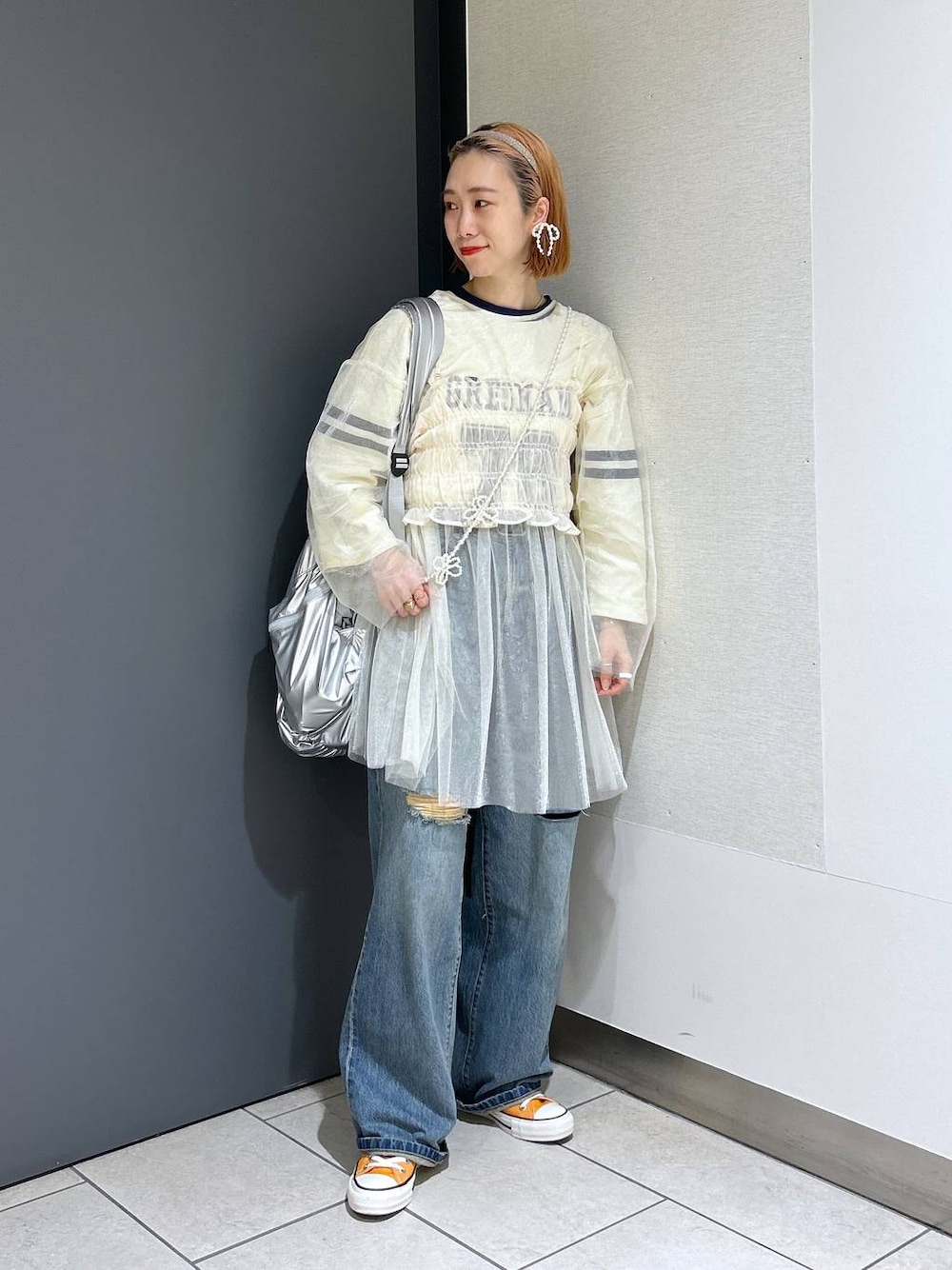 「女子ウケ、個性派、差し色コーデ、ママコーデ、春コーデ、ローリーズスタイル_LOWRYS FARM、公認インフルエンサー_LOWRYS FARM、大人女子カジュアル_LOWRYS FARM、カジュアル、メガネ、LOWRYS FARM、着痩せ・細見え」｜「LOWRYS FARMのナンバリングTシャツ 107459（Tシャツ/カットソー、ベージュ系）」を使った、milkさん（レディース・160cm）の春コーディネートの1枚目の写真