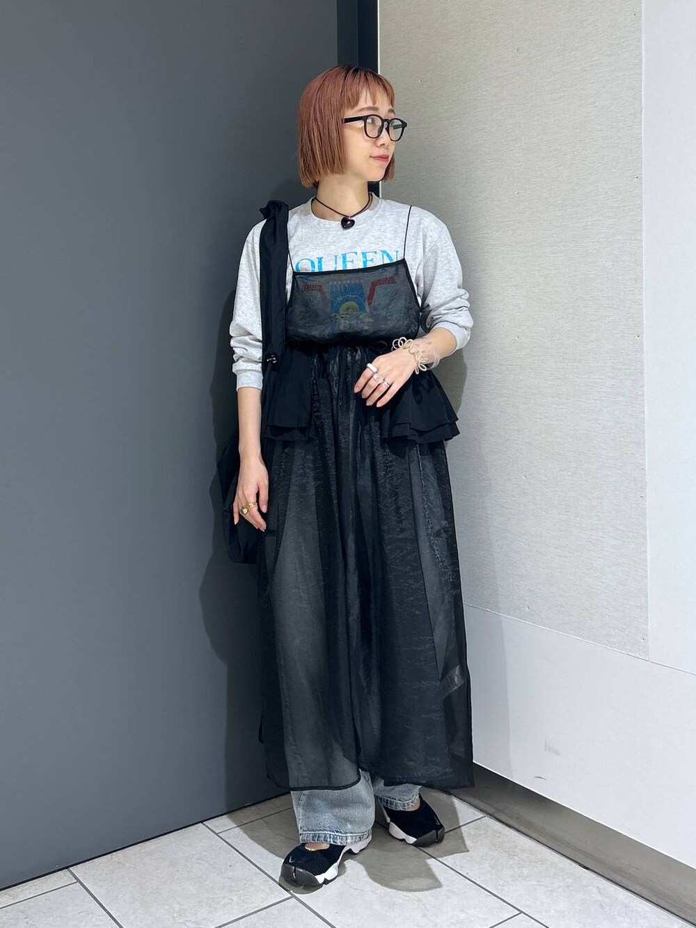 「女子ウケ、個性派、LOWRYS FARM、公認インフルエンサー_LOWRYS FARM、大人女子カジュアル_LOWRYS FARM、ローリーズスタイル_LOWRYS FARM、ママコーデ、カジュアル、メガネ、着痩せ・細見え、キャミワンピース、ロンT、デニムパンツ、ショルダーバッグ、夏コーデ」｜「LOWRYS FARMのＧＬＡＳＳＥＳ２　182184（メガネ、その他）」を使った、milkさん（レディース・160cm）の夏コーディネートの1枚目の写真