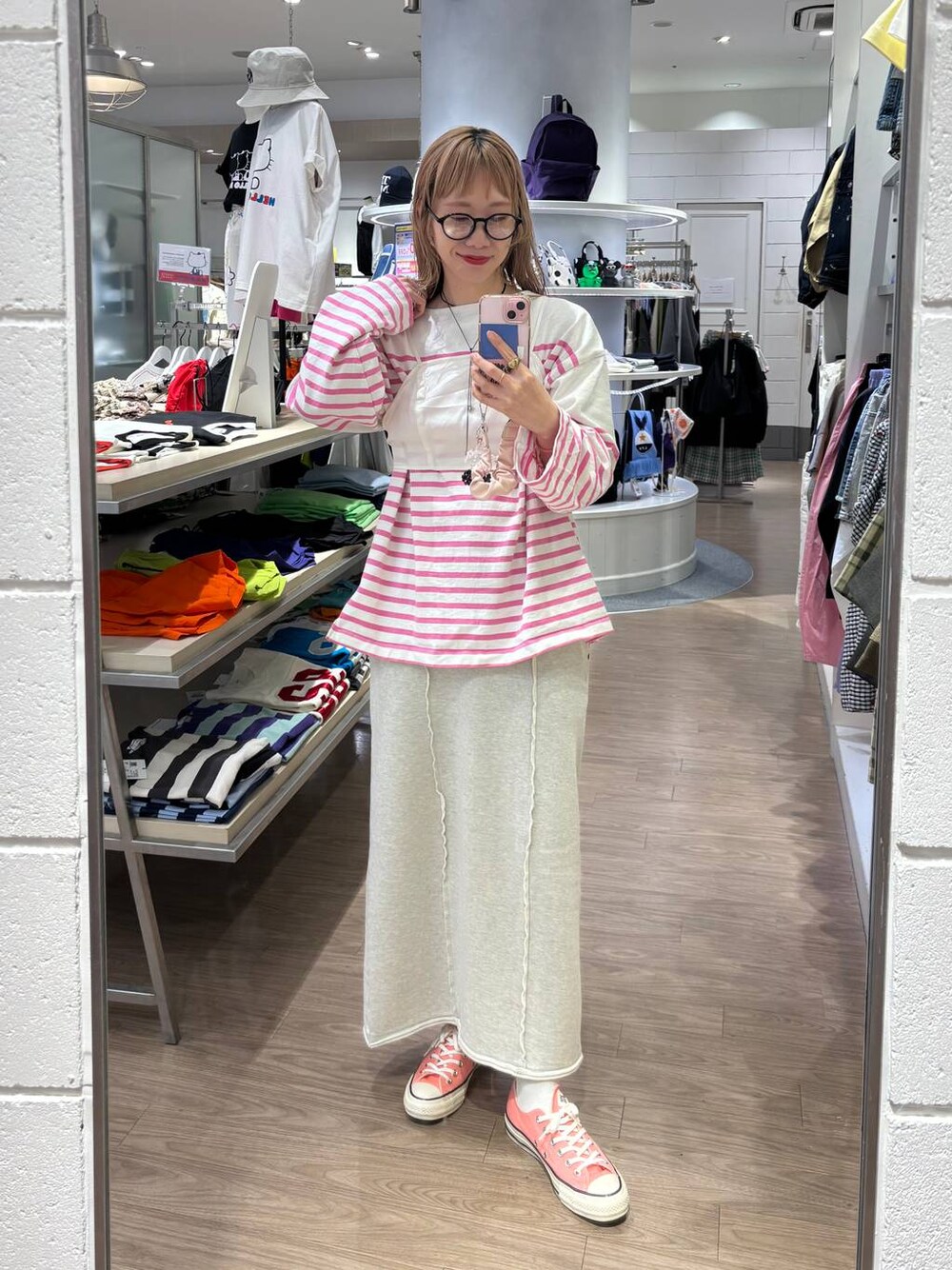 「差し色コーデ、大人女子カジュアル_LOWRYS FARM、カジュアル、メガネ、LOWRYS FARM、着痩せ・細見え、女子ウケ、個性派、ママコーデ、春コーデ、ローリーズスタイル_LOWRYS FARM、公認インフルエンサー_LOWRYS FARM、スカート、ボーダー」｜「LOWRYS FARMのリメイクスウェットタイトスカート 288689（スカート、グレー系）」を使った、milkさん（レディース・160cm）の春コーディネートの1枚目の写真