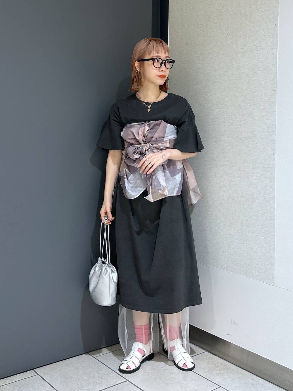 「女子ウケ、個性派、差し色コーデ、ママコーデ、春コーデ、ローリーズスタイル_LOWRYS FARM、公認インフルエンサー_LOWRYS FARM、大人女子カジュアル_LOWRYS FARM、カジュアル、メガネ、LOWRYS FARM、着痩せ・細見え、ワンピース、ソックス、シャツ」｜「LOWRYS FARMのロゴプリントサーマルソックス　103904（シューズ小物/雑貨、ピンク系）」を使った、milkさん（レディース・160cm）の春コーディネートの1枚目の写真