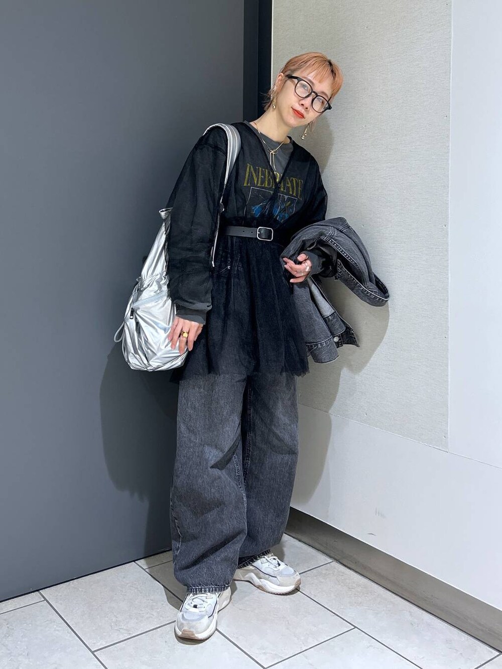 グレー系のTシャツ/カットソー、ブラック系のシャツ/ブラウス、ブラック系のデニムパンツを着用したレディースの春コーディネートの1枚目の写真