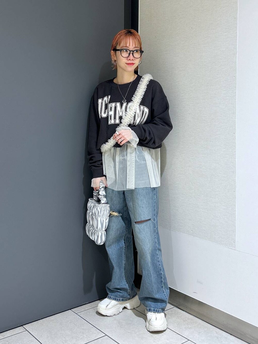 「女子ウケ、個性派、差し色コーデ、ママコーデ、冬コーデ、ローリーズスタイル_LOWRYS FARM、公認インフルエンサー_LOWRYS FARM、大人女子カジュアル_LOWRYS FARM、カジュアル、メガネ、LOWRYS FARM、着痩せ・細見え、スウェット、デニムパンツ、スニーカー」｜「Me%のチュールモバイルストラップ 977893（スマホグッズ、ベージュ系）」を使った、milkさん（レディース・160cm）の冬コーディネートの1枚目の写真