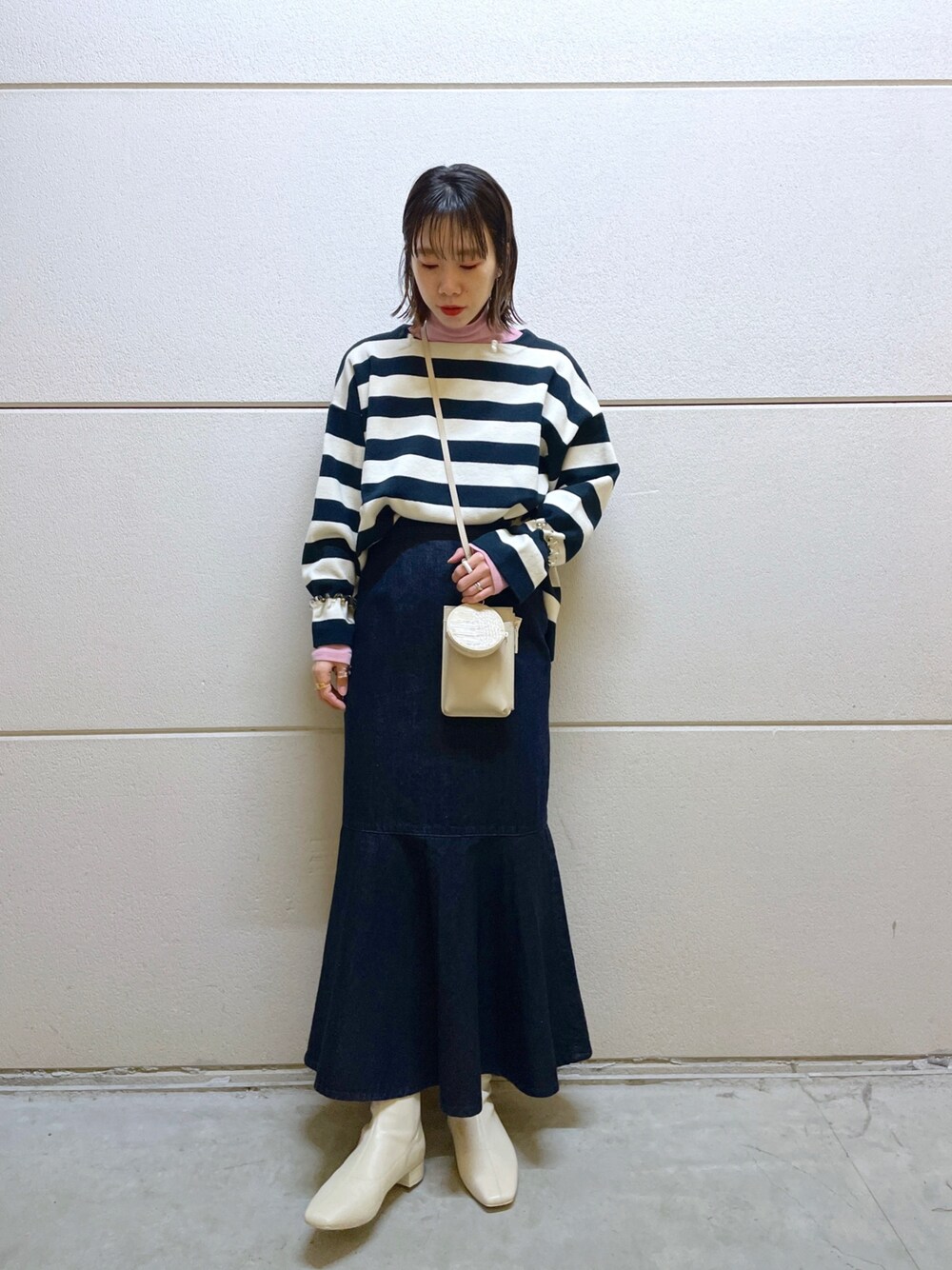 「LOWRYS FARM、ローリーズファーム(LOWRYS FARM)、ママコーデ、マーメイドスカート、ショートブーツ、ショルターバッグ、ボーダートップス、ボーダー、ボーダーニット、カラータートル、タートルネック、デニムスカート」｜「LOWRYS FARMのシアーカラータートルＬＳ　265260（Tシャツ/カットソー、ピンク系）」を使った、milkさん（レディース・160cm）の冬コーディネートの1枚目の写真