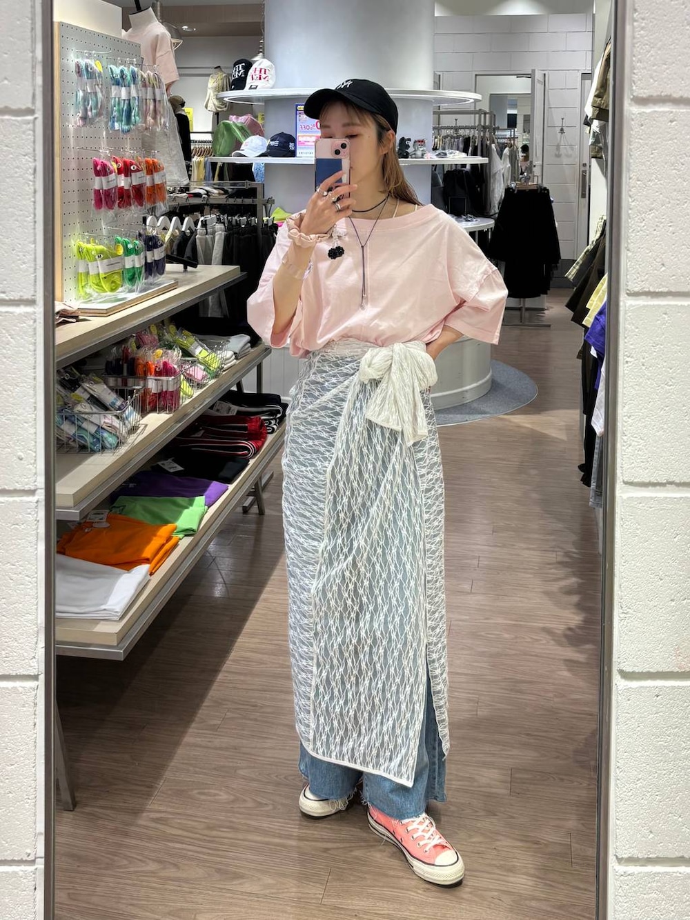 「メガネ、LOWRYS FARM、着痩せ・細見え、デニムパンツ、女子ウケ、個性派、差し色コーデ、ママコーデ、春コーデ、ローリーズスタイル_LOWRYS FARM、ワイドパンツ、公認インフルエンサー_LOWRYS FARM、キャップ、大人女子カジュアル_LOWRYS FARM、カジュアル」｜「LOWRYS FARMのＣＡＳＵＡＬＣＬＡＳＳＩＣ２５ 283907（キャップ、ブラック系）」を使った、milkさん（レディース・160cm）の春コーディネートの1枚目の写真