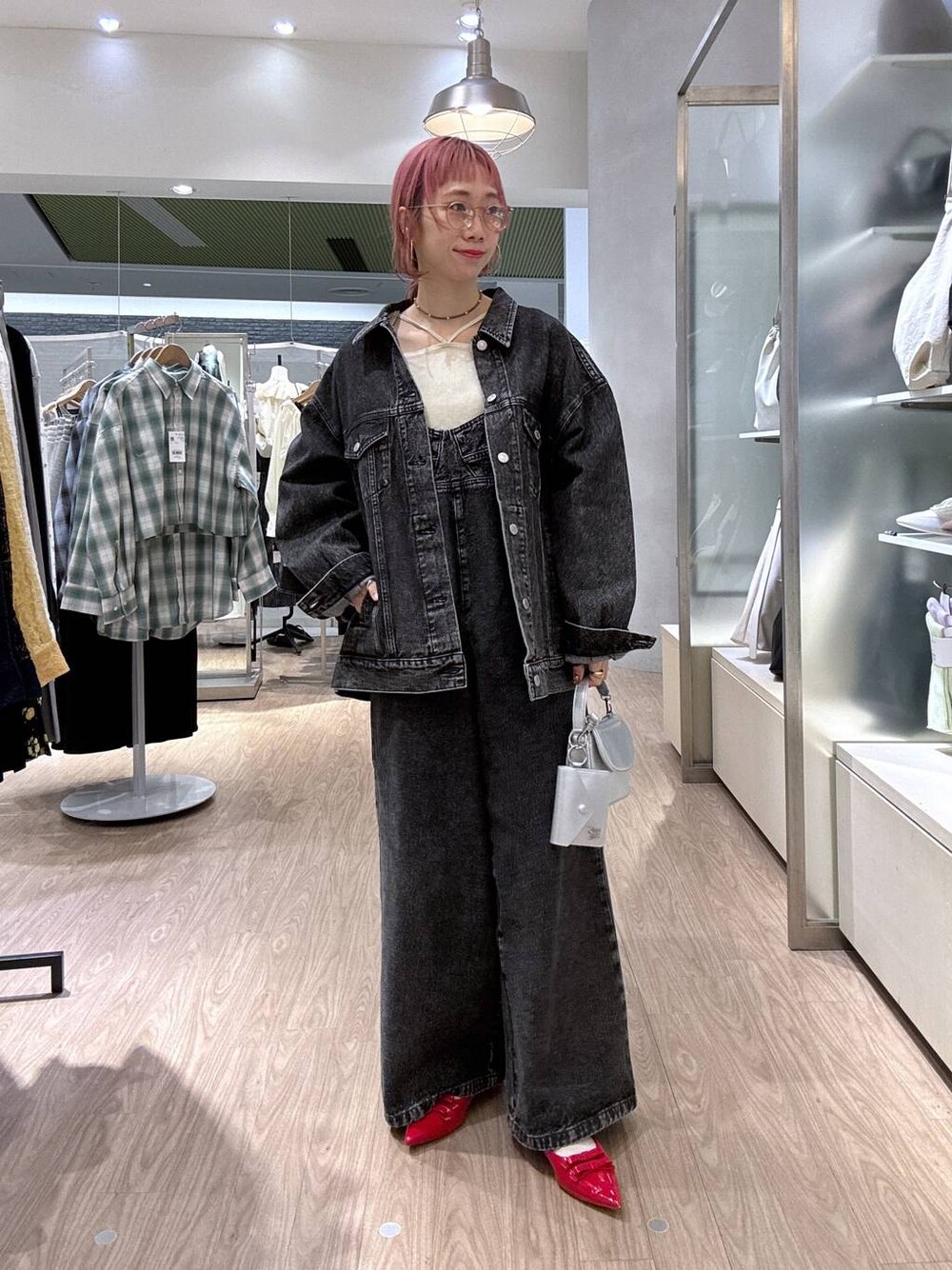 「女子ウケ、個性派、差し色コーデ、ママコーデ、冬コーデ、ローリーズスタイル_LOWRYS FARM、公認インフルエンサー_LOWRYS FARM、大人女子カジュアル_LOWRYS FARM、カジュアル、メガネ、LOWRYS FARM、着痩せ・細見え、秋冬新作、ネックレス、パンプス」｜「LOWRYS FARMのＣＯＮＥ／ＢＩＧＧジャン　131366（デニムジャケット、ブラック系）」を使った、milkさん（レディース・160cm）の冬コーディネートの1枚目の写真