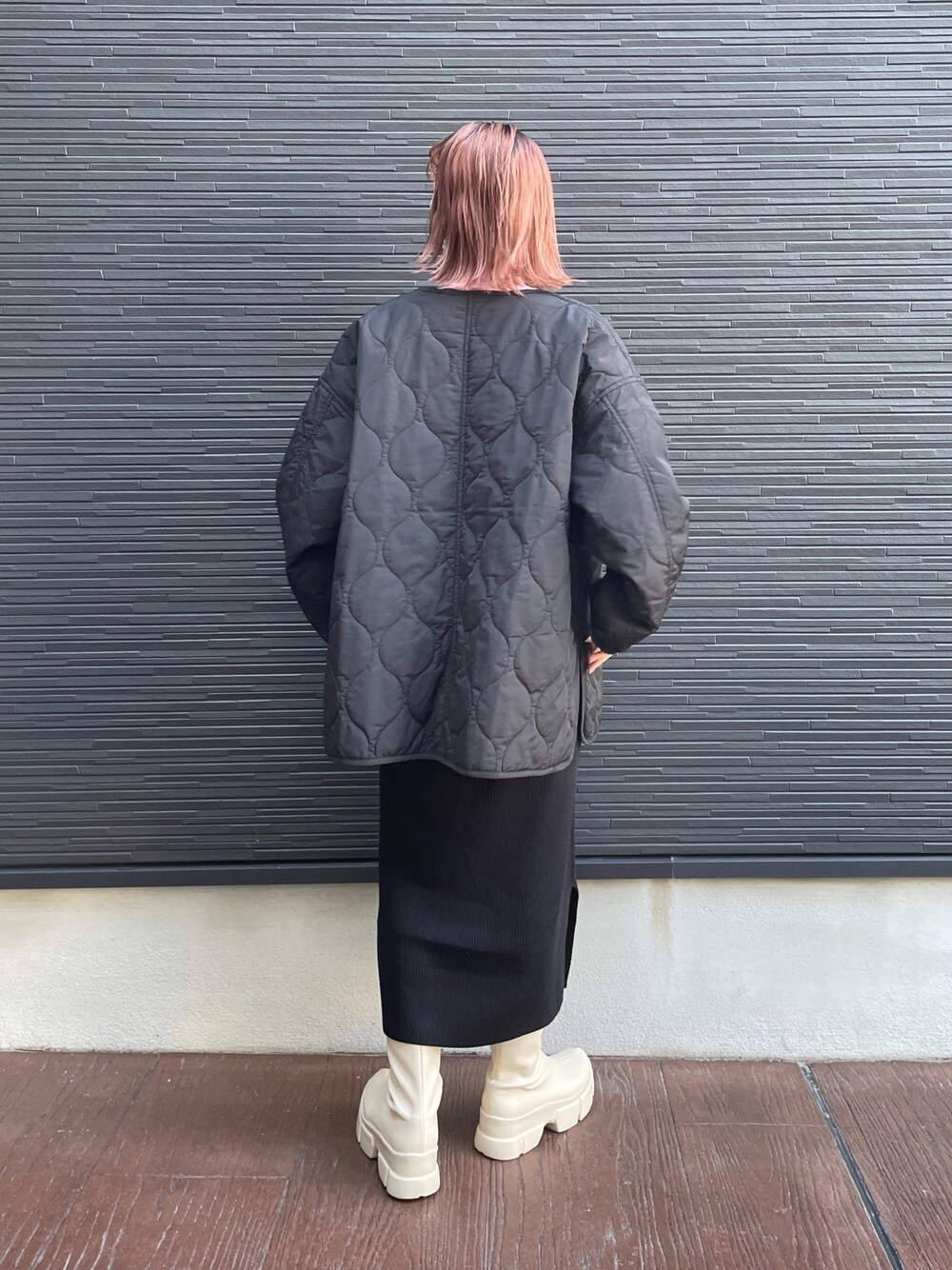 「ローリーズファーム(LOWRYS FARM)、LOWRYS FARM、lowrysfarm、ママコーデ、ママファッション、ワンピース、スニーカーブーツ、ショートブーツ、カラーソックス、キルティング、キルティングジャケット、タートルネック、ピンク」｜「LOWRYS FARMのウォームカラータートル　229392（Tシャツ/カットソー、ピンク系）」を使った、milkさん（レディース・160cm）の冬コーディネートの3枚目の写真