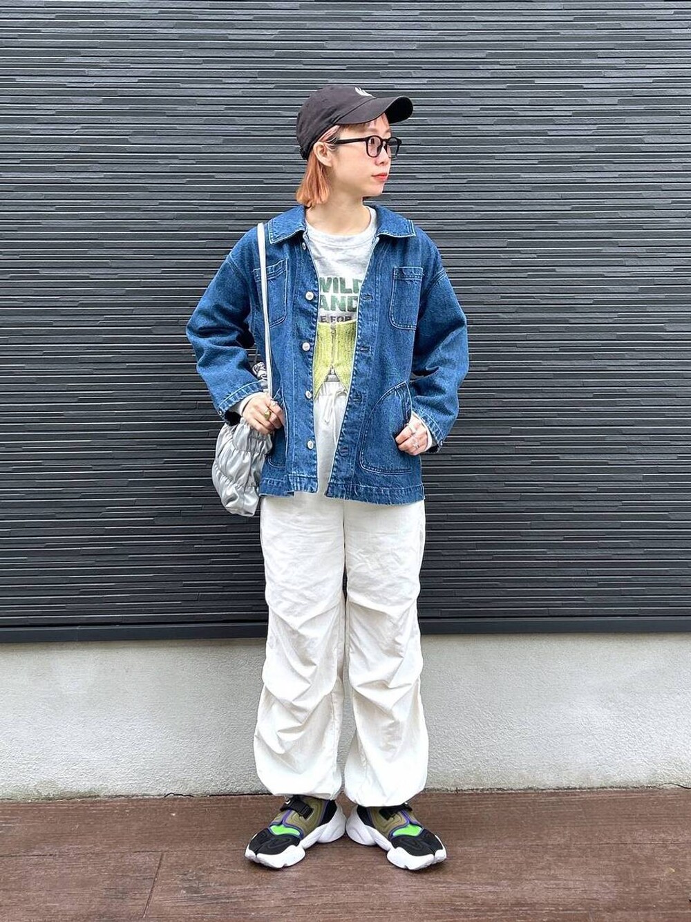 「女子ウケ、個性派、差し色コーデ、ママコーデ、春コーデ、ローリーズスタイル_LOWRYS FARM、公認インフルエンサー_LOWRYS FARM、大人女子カジュアル_LOWRYS FARM、カジュアル、メガネ、LOWRYS FARM、着痩せ・細見え、カバーオール、春アウター、ビスチェ」｜「RAGEBLUEの2WAY/スパンコールZIPニットビスチェ（ベスト、グリーン系）」を使った、milkさん（レディース・160cm）の春コーディネートの1枚目の写真