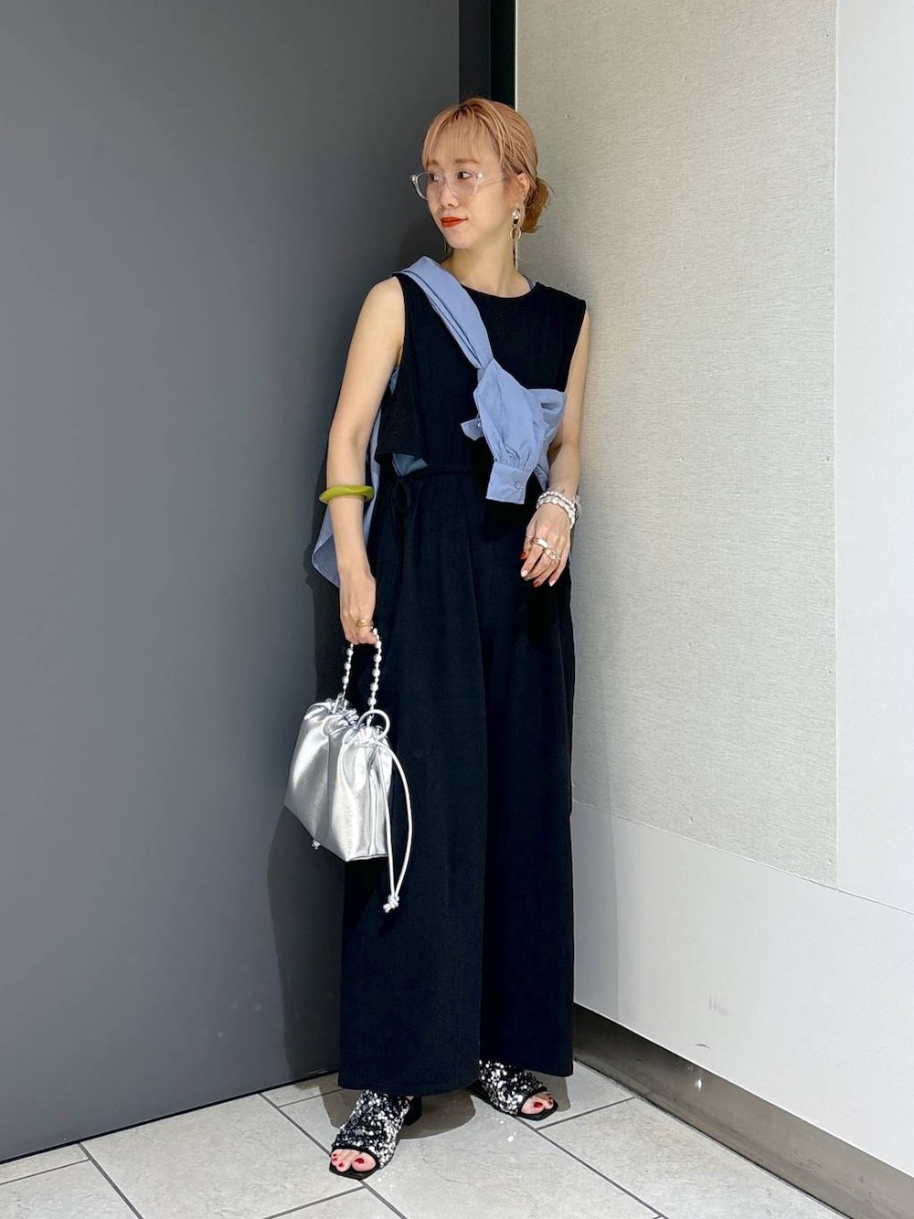 ブルー系のTシャツ/カットソー、ブラック系のサロペット/オーバーオール、シルバー系のショルダーバッグを着用したレディースの夏コーディネートの1枚目の写真