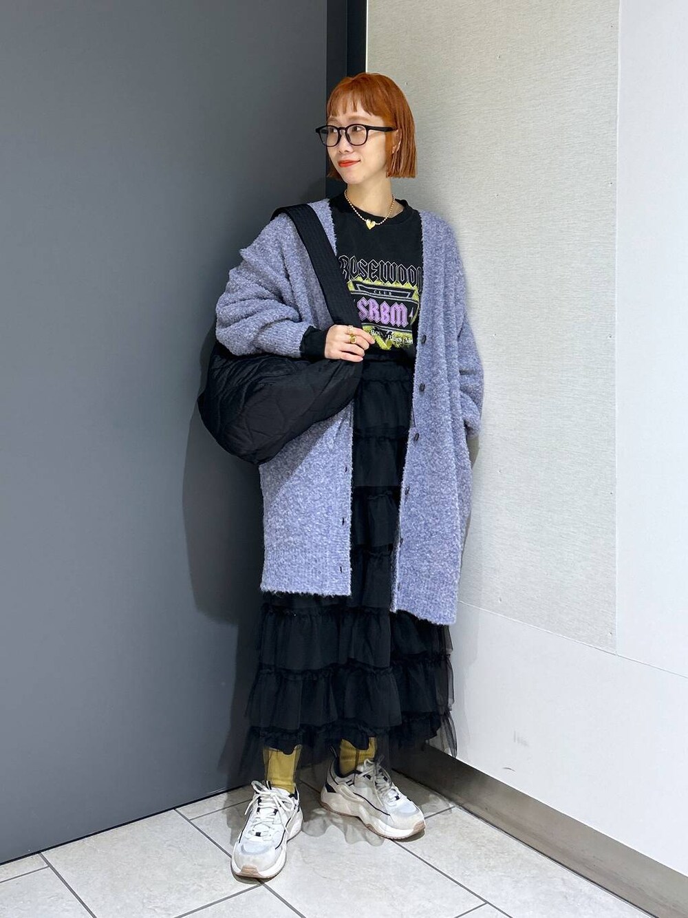 ブラック系のショルダーバッグ、パープル系のチュニック、グレー系のTシャツ/カットソーを着用したレディースの秋コーディネートの1枚目の写真
