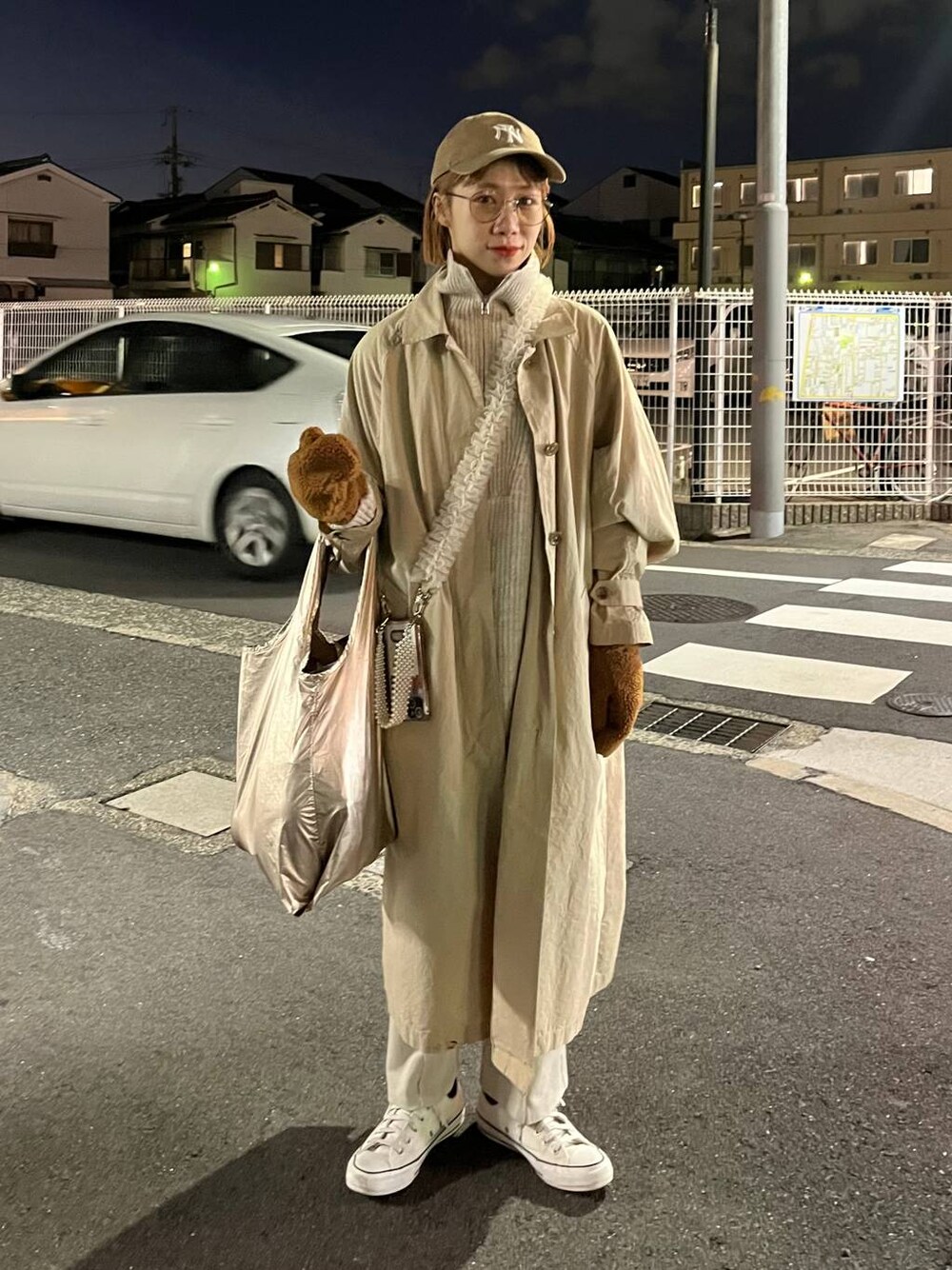 「女子ウケ、個性派、ママコーデ、秋コーデ、ローリーズスタイル_LOWRYS FARM、公認インフルエンサー_LOWRYS FARM、大人女子カジュアル_LOWRYS FARM、カジュアル、メガネ、LOWRYS FARM、着痩せ・細見え、ワントーン、冬コーデ、キャップ、ニット」｜「studio CLIPの【WEB限定】 ボアミトングローブ《Dick Bruna》（手袋、ブラウン系）」を使った、milkさん（レディース・160cm）の秋コーディネートの1枚目の写真