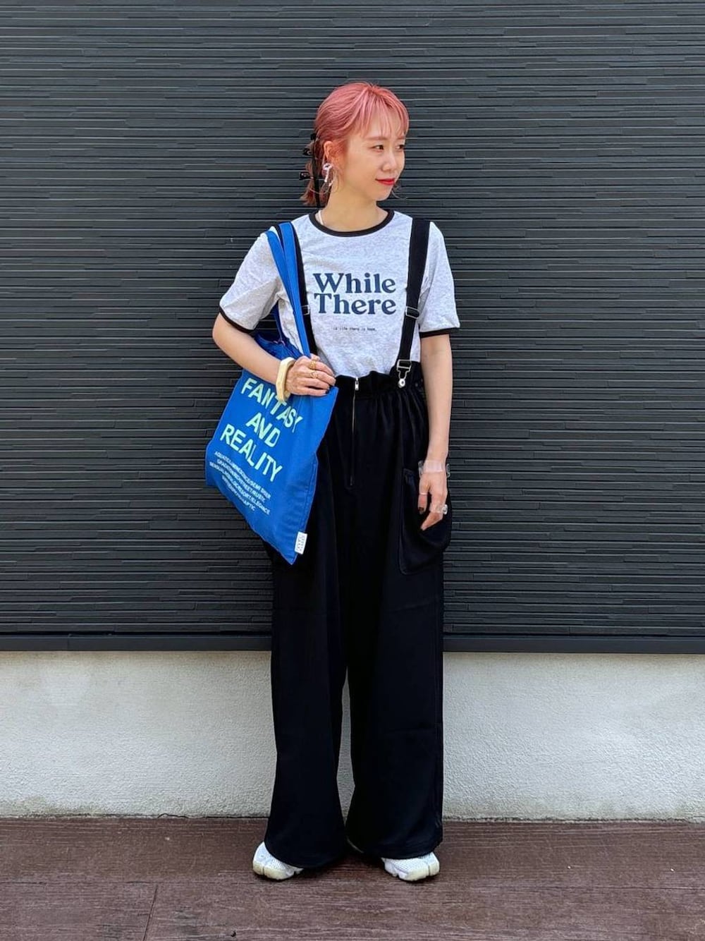 グレー系のTシャツ/カットソー、ブラック系のワンピース、ブラック系のバレッタ/ヘアクリップを着用したレディースの夏コーディネートの1枚目の写真