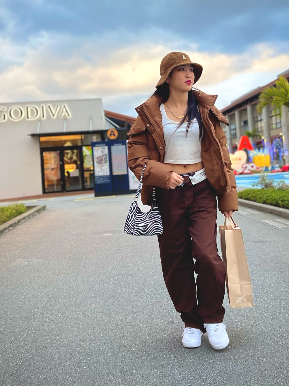 「ヘソだし、ショート丈トップス、GU、ダウンジャケット、ブラウン、KANGOL、ストリート、13歳、ゼブラ柄、バケットハット、AIR FORCE 1、オーバーサイズ、秋冬コーデ、冬コーデ」｜「KANGOLの【KANGOL】Cord Bucket（ハット、ブラウン系）」を使った、MiAさん（キッズ・160cm）の冬コーディネートの1枚目の写真