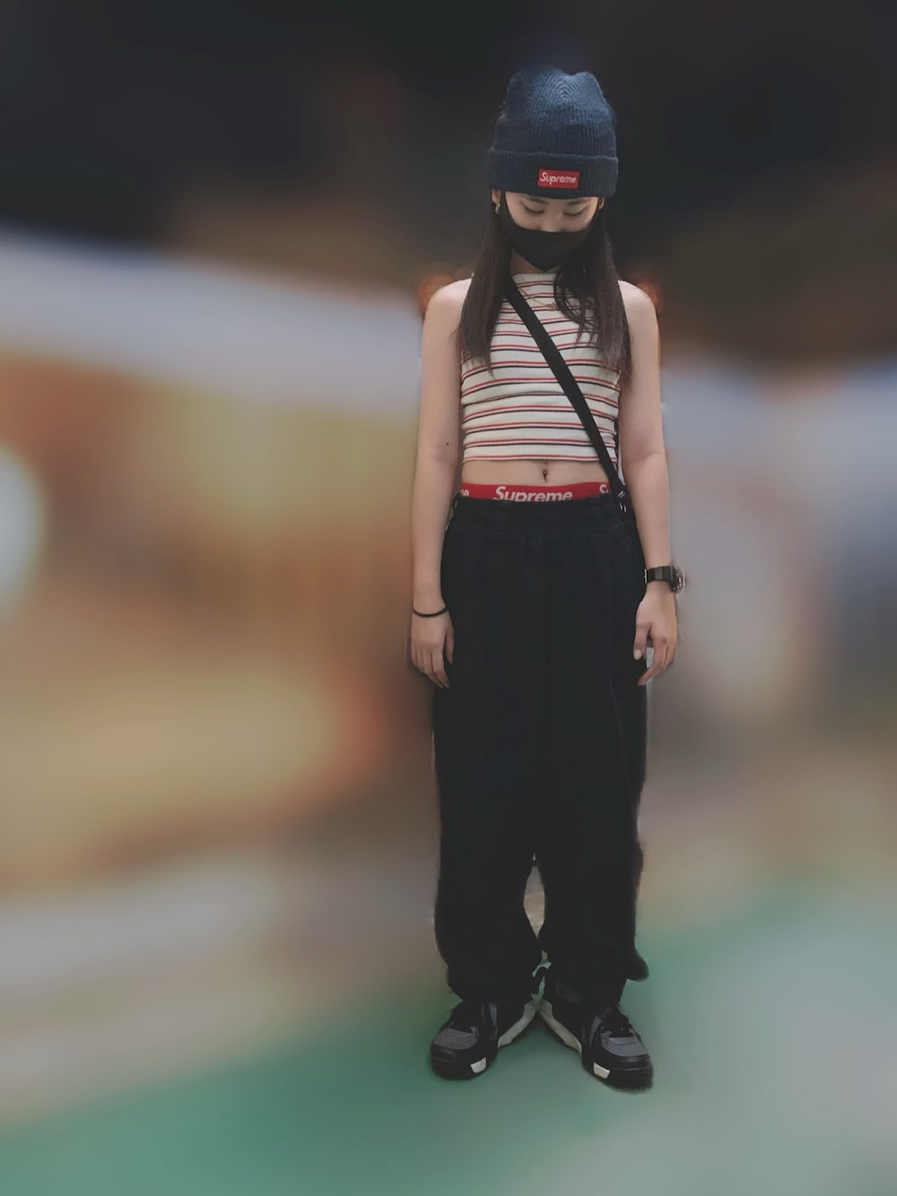 「女の子、ヘソだし、オーバーサイズ、ストリート、スニーカー、ビーニー、GU、シェフパンツ、12歳、supreme」｜「NIKEのアイテム（スニーカー、ブラック系）」を使った、MiAさん（キッズ・155cm）の秋コーディネートの1枚目の写真