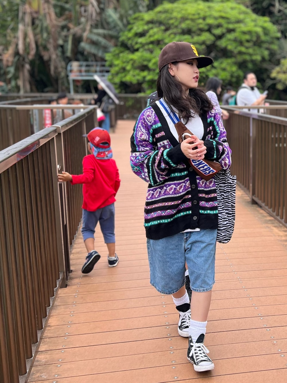 「おでかけコーデ、カーディガン、デニム、オーバーサイズ、ベースボールキャップ、カラーコーデ、古着MIX、春服コーデ、ハーフパンツ、キャップ、ストリート、スニーカー、春アウター」｜「古着のアイテム（カーディガン/ボレロ、その他）」を使った、MiAさん（レディース・160cm）の冬コーディネートの1枚目の写真