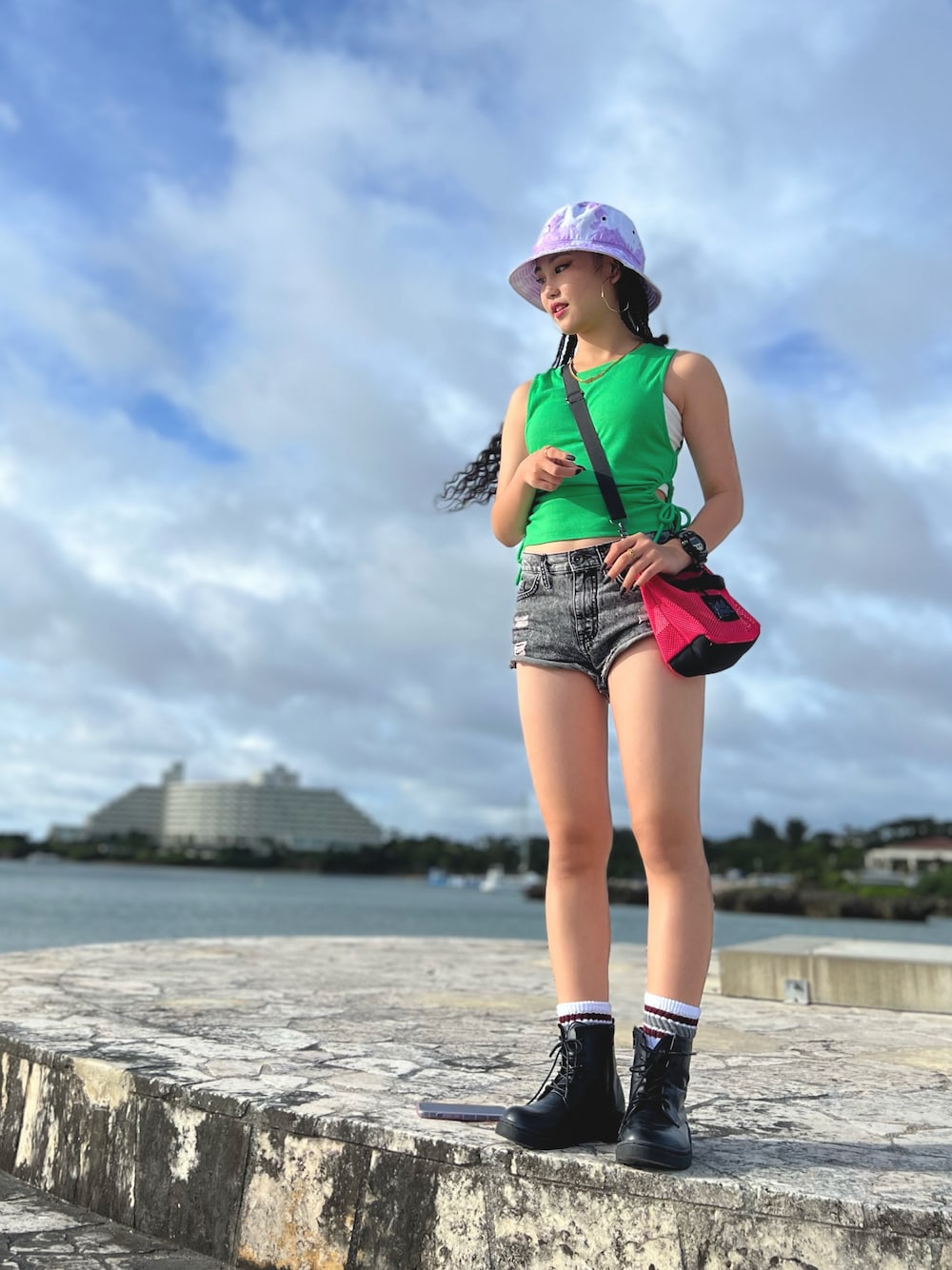 「12歳、158cm、夏コーデ、ショートパンツ、ブーツ、ハット、巾着バッグ、グリーン、海」｜「Lily's icecreamのアイテム（ハット、パープル系）」を使った、MiAさん（キッズ・158cm）の春コーディネートの1枚目の写真