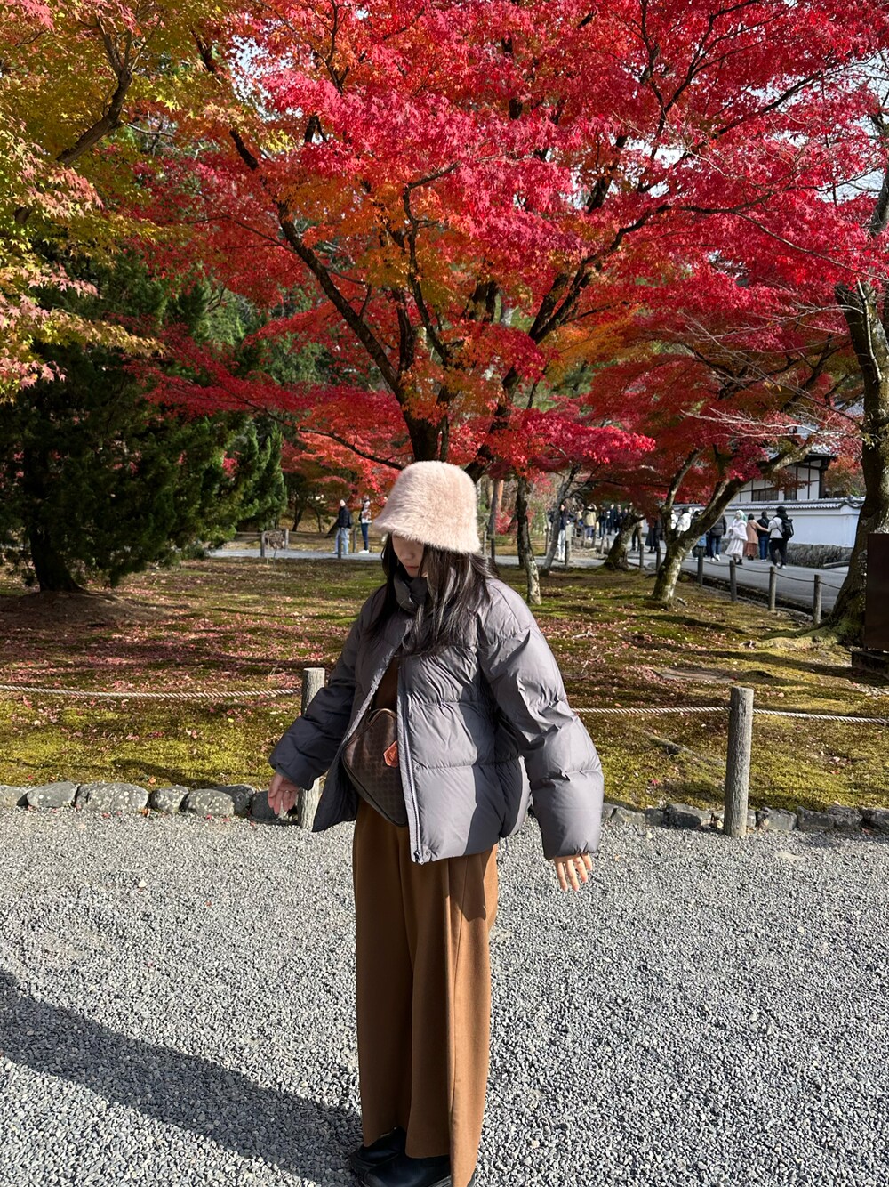 「UNIQLOのシームレスダウンパーカ（ブルゾン、グレー系）」を使った、e.さん（レディース・151cm）の秋コーディネートの1枚目の写真