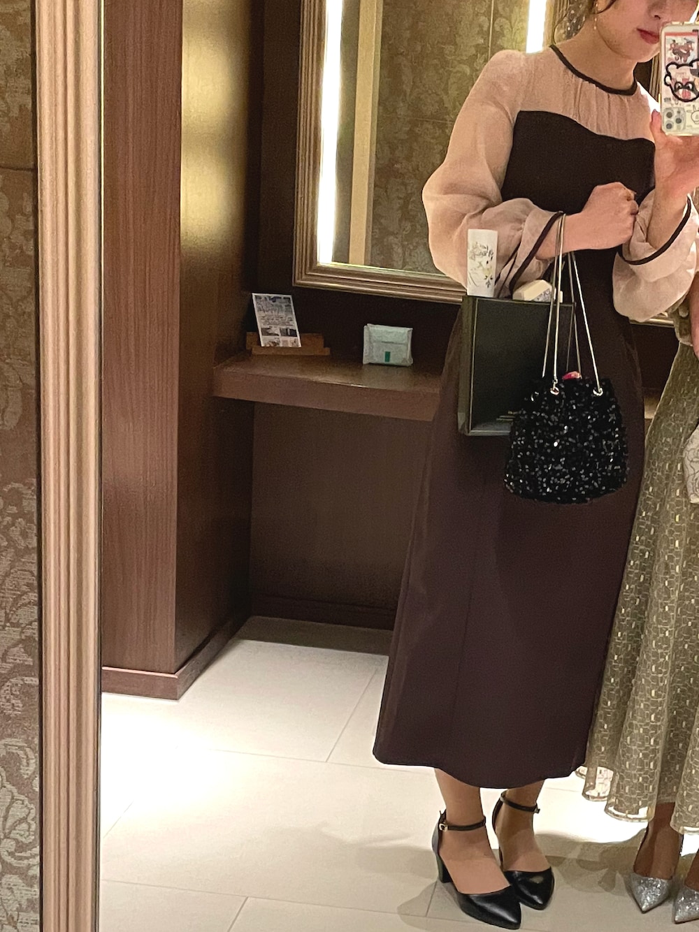「結婚式、結婚式コーデ、結婚式お呼ばれ、お呼ばれスタイル、お呼ばれ、結婚式 ワンピース、結婚式スタイル、結婚式 ドレス、オケージョン」｜「menueのアンクルストラップ ポインテッドトゥ チャンキーヒール パンプス 5cmヒール（パンプス、ブラック系）」を使った、あきなさん（レディース・160cm）の春コーディネートの1枚目の写真