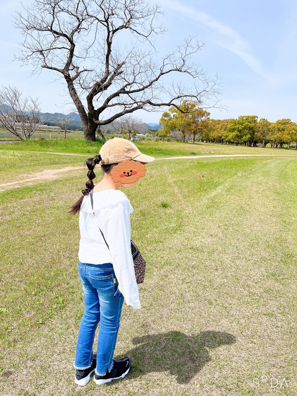 「花見コーデ、キッズファッション、おんなのこ」｜「BREEZEのフリンジデニムスキニーパンツ 9分丈_ストレッチ（デニムパンツ、ブルー系）」を使った、othh_lala♪hさん（キッズ・132cm）の春コーディネートの1枚目の写真