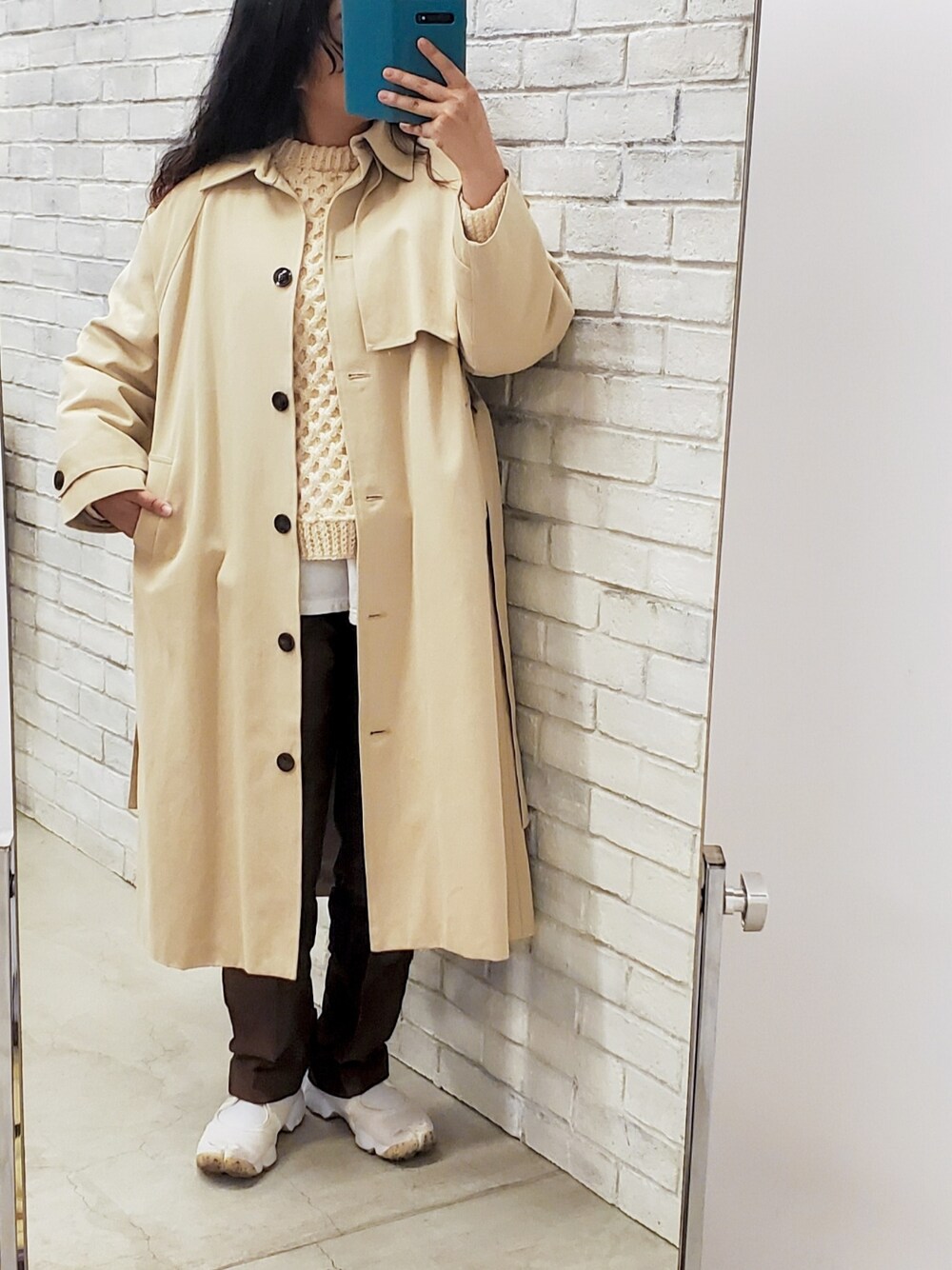 「ステンカラーコート、春服、カジュアルコーデ、オトナカジュアル、おしゃれさんと繋がりたい、ケーブルニット、フィッシャーマンニット、古着好きな人と繋がりたい、古着MIX、エアリフト、クラシカル」｜「ANGIEのツイルステンカラーコート（ステンカラーコート、ベージュ系）」を使った、akarinsさん（レディース・159cm）の冬コーディネートの1枚目の写真