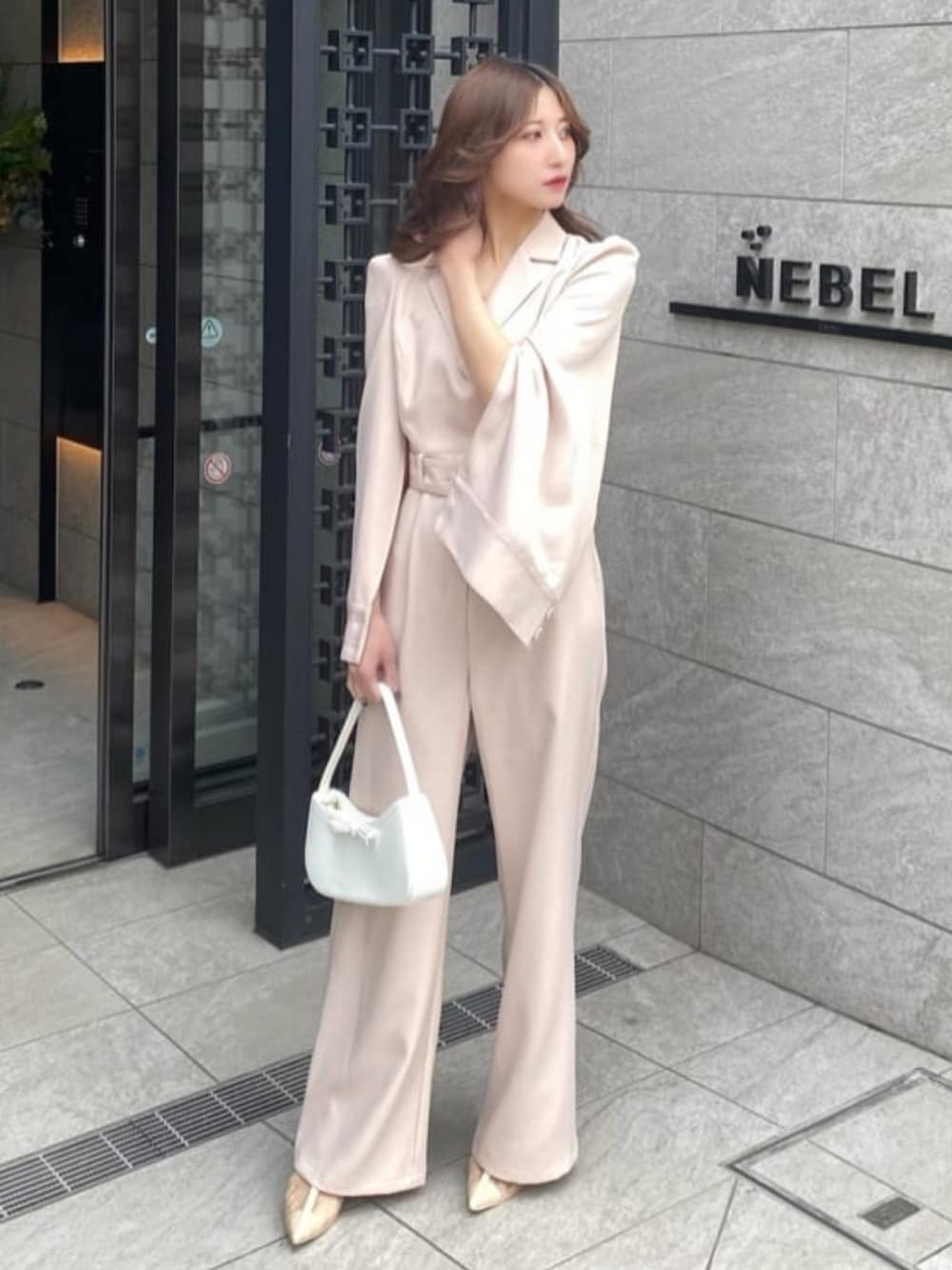 「春色、大人コーデ、キレイめ、初春コーデ、大人かわいい、オトナカワイイ、大人ファッション、春服コーデ、オケージョン、オケージョンスタイル、オールインワン」｜「ROYAL PARTYの【丈が選べる】ベルト付ケープ風オールインワン（つなぎ/オールインワン、ピンク系）」を使った、ROYALPARTYさん（レディース・160cm）の冬コーディネートの1枚目の写真