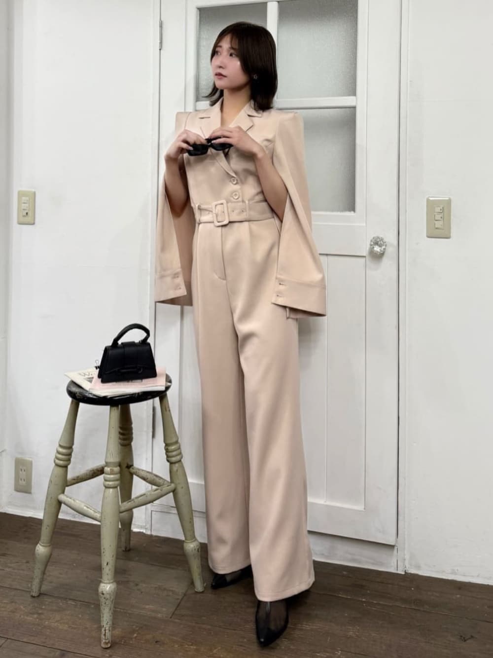 「オールインワン、キレイめ、キレイめコーデ、お出かけコーデ、オケージョン、大人ファッション、大人かわいい」｜「ROYAL PARTYの【丈が選べる】ベルト付ケープ風オールインワン（つなぎ/オールインワン、ピンク系）」を使った、ROYALPARTYさん（レディース・160cm）の春コーディネートの1枚目の写真