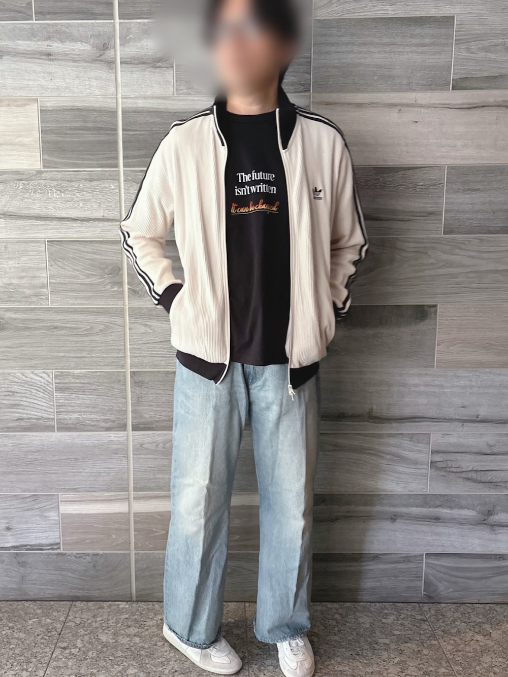 「春コーデ、シンプル、シンプルスタイル、オトナカジュアル、スニーカーコーデ、スポーツミックス、ジャージ、BTTF、映画Tシャツ、デニム、ワイドデニム、服好きな人と繋がりたい、おしゃれさんと繋がりたい、お洒落さんとつながりたい、いいね、save、フォローお願いします🤑」｜「adidasのアディカラー クラシックス ワッフル ベッケンバウアー トラックジャケット / ジャージ / アディダスオリジナルス adidas Originals（ジャージ、ホワイト系）」を使った、Piさん（メンズ・179cm）の夏コーディネートの1枚目の写真