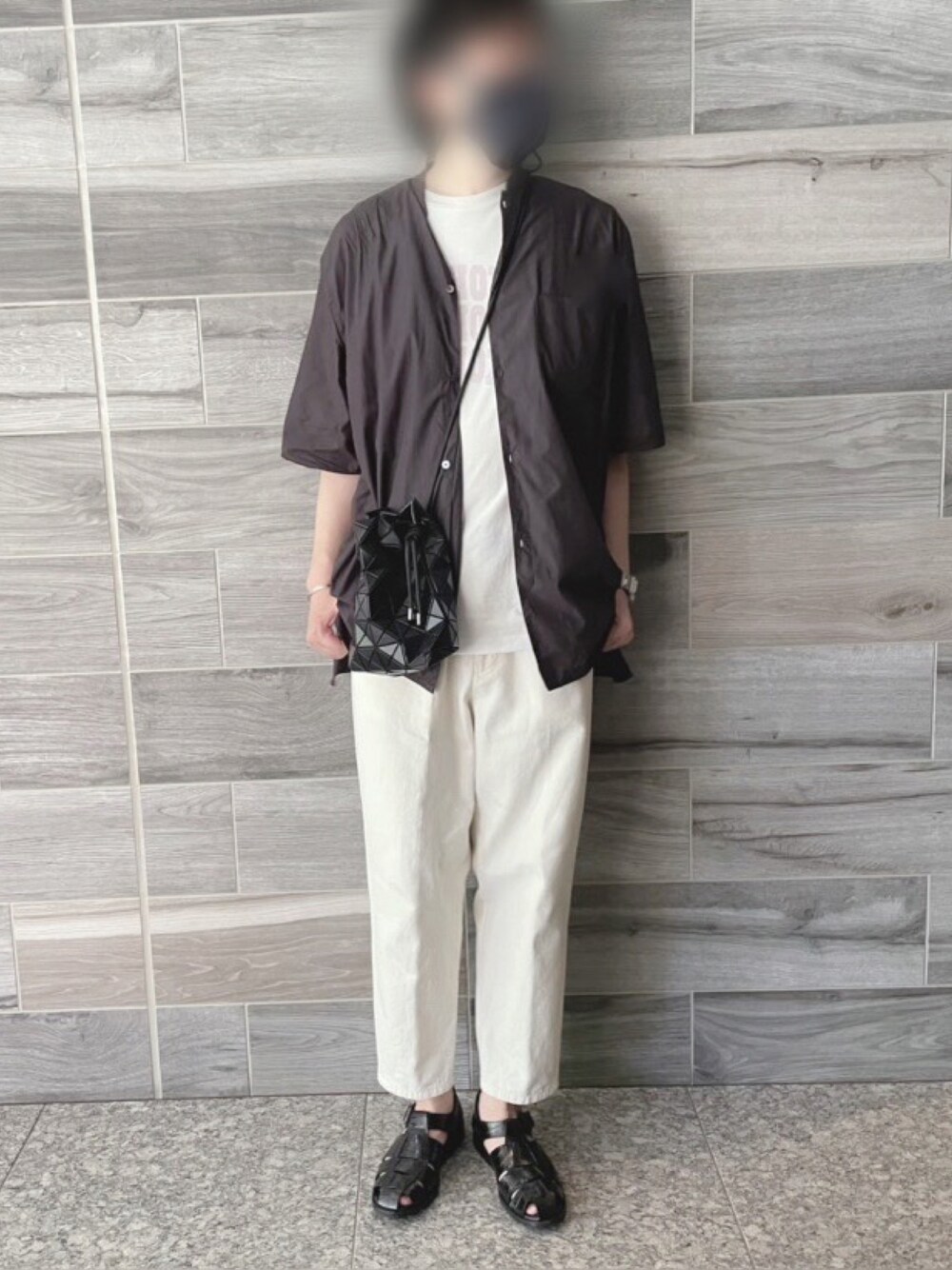 グレー系のシャツ/ブラウス、ホワイト系のTシャツ/カットソー、ブラック系のバッグを着用したメンズの夏コーディネートの1枚目の写真