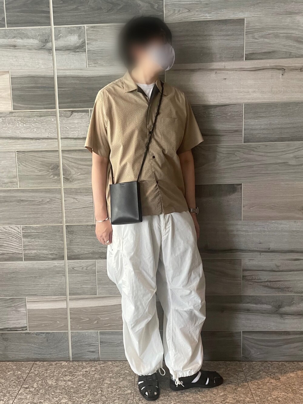 ベージュ系のシャツ/ブラウス、ホワイト系のカーゴパンツ、ブラック系のショルダーバッグを着用したメンズの夏コーディネートの1枚目の写真