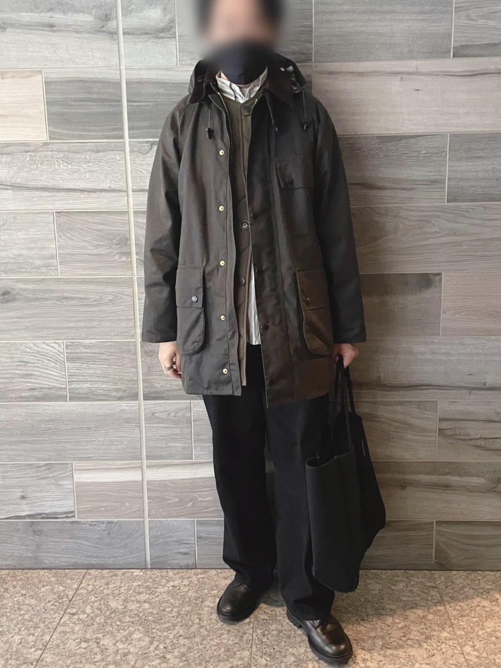 グリーン系のジャケット/アウター、グリーン系のダウンベスト、ホワイト系のシャツ/ブラウスを着用したメンズの冬コーディネートの1枚目の写真