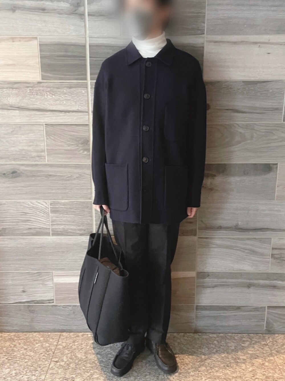 ブルー系のカバーオール、ブラック系のスラックス、ブラック系のブーツを着用したメンズの秋コーディネートの1枚目の写真