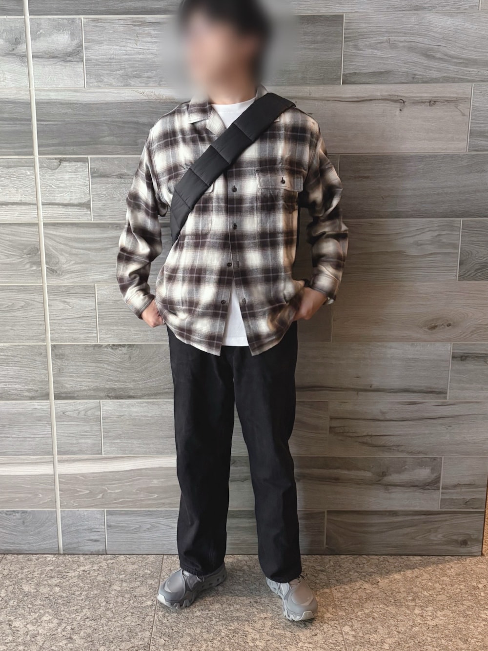 ホワイト系のシャツ/ブラウス、ブラック系のデニムパンツ、グレー系のスニーカーを着用したメンズの冬コーディネートの1枚目の写真