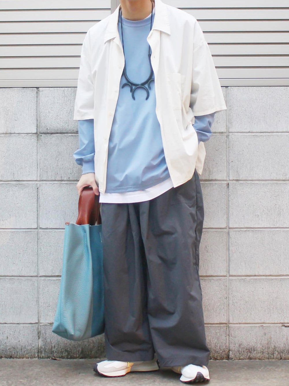 「秋服、レイヤードスタイル、レイヤード、バッグ、Hender Scheme、ワイドパンツ、スニーカーコーデ、オーバーサイズ、シンプルスタイル、カラーコーデ、大人カジュアル、ブルー、シャツスタイル」｜「Hender Schemeのアイテム（バッグ、ブルー系）」を使った、Mochiさん（メンズ・172cm）の秋コーディネートの1枚目の写真
