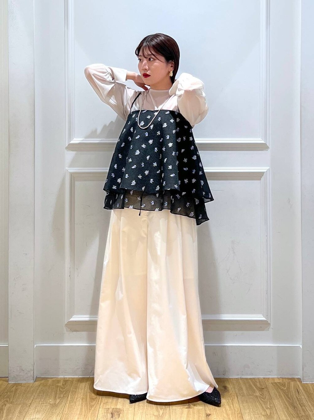 ホワイト系のその他パンツ、ブラック系のキャミソール、ホワイト系のシャツ/ブラウスを着用したレディースの春コーディネートの1枚目の写真