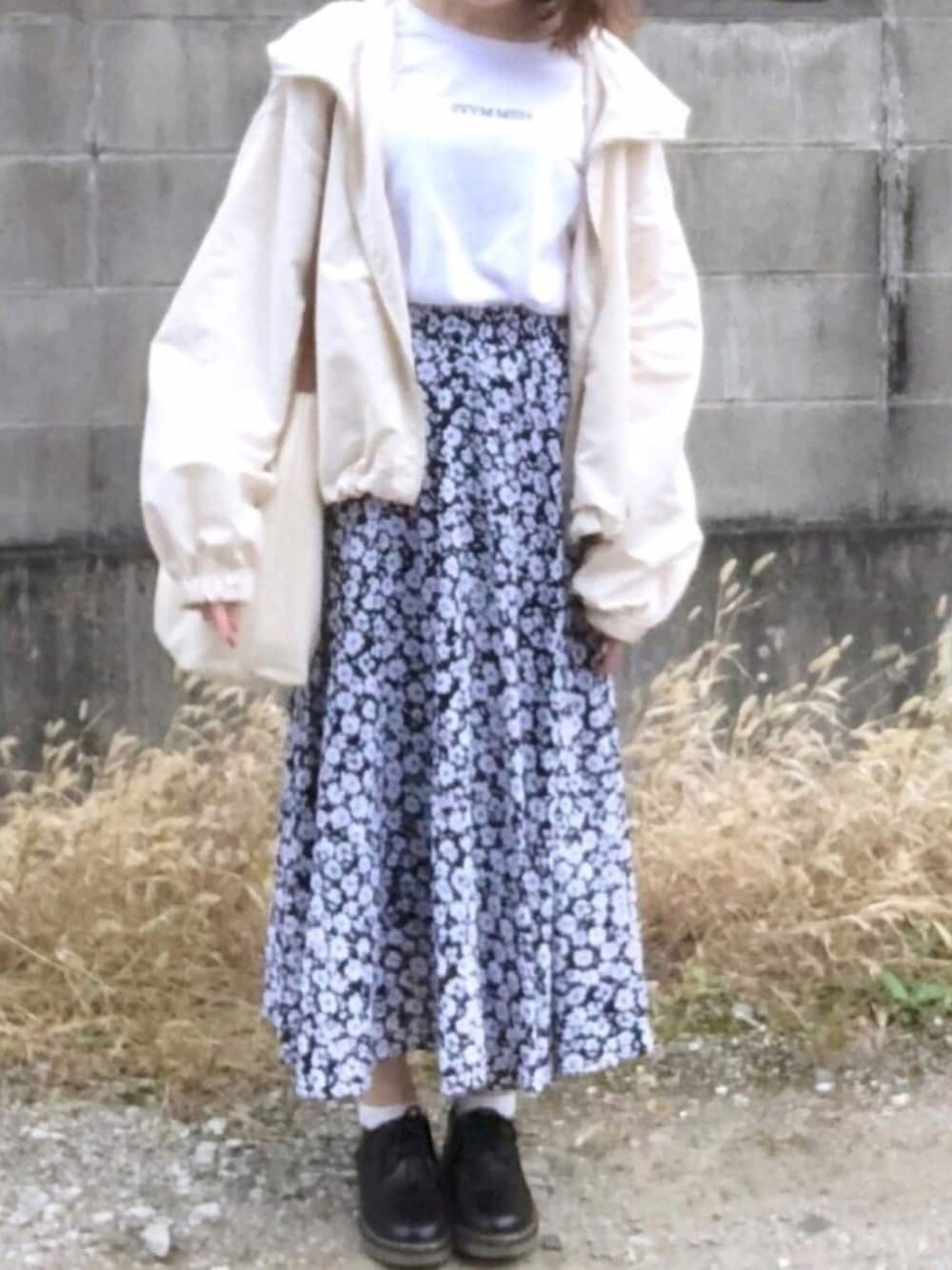「マウンテンパーカー、シンプル、花柄、秋のコーデ、モノトーン、ガーリー」｜「しまむらのアイテム（ドレスシューズ、ブラック系）」を使った、mokonaさん（レディース・155cm）の秋コーディネートの1枚目の写真