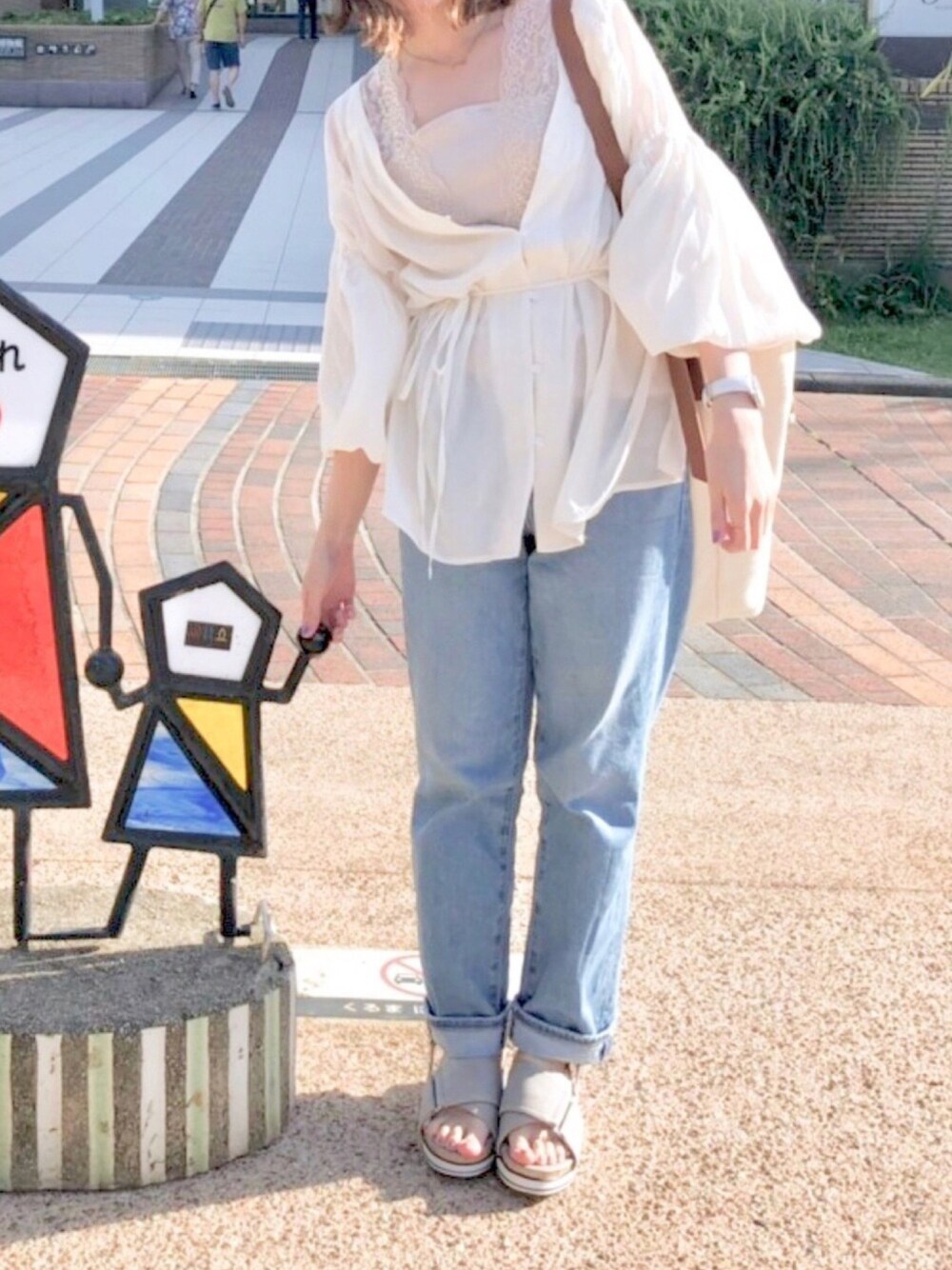 「夏、デニムパンツ、サンダル、きれいめカジュアル、パンツスタイル、シンプルコーデ、キャンバストート」｜「OmekashiのVレースフレンチプルオーバー（Tシャツ/カットソー、グレー系）」を使った、mokonaさん（レディース・155cm）の夏コーディネートの1枚目の写真