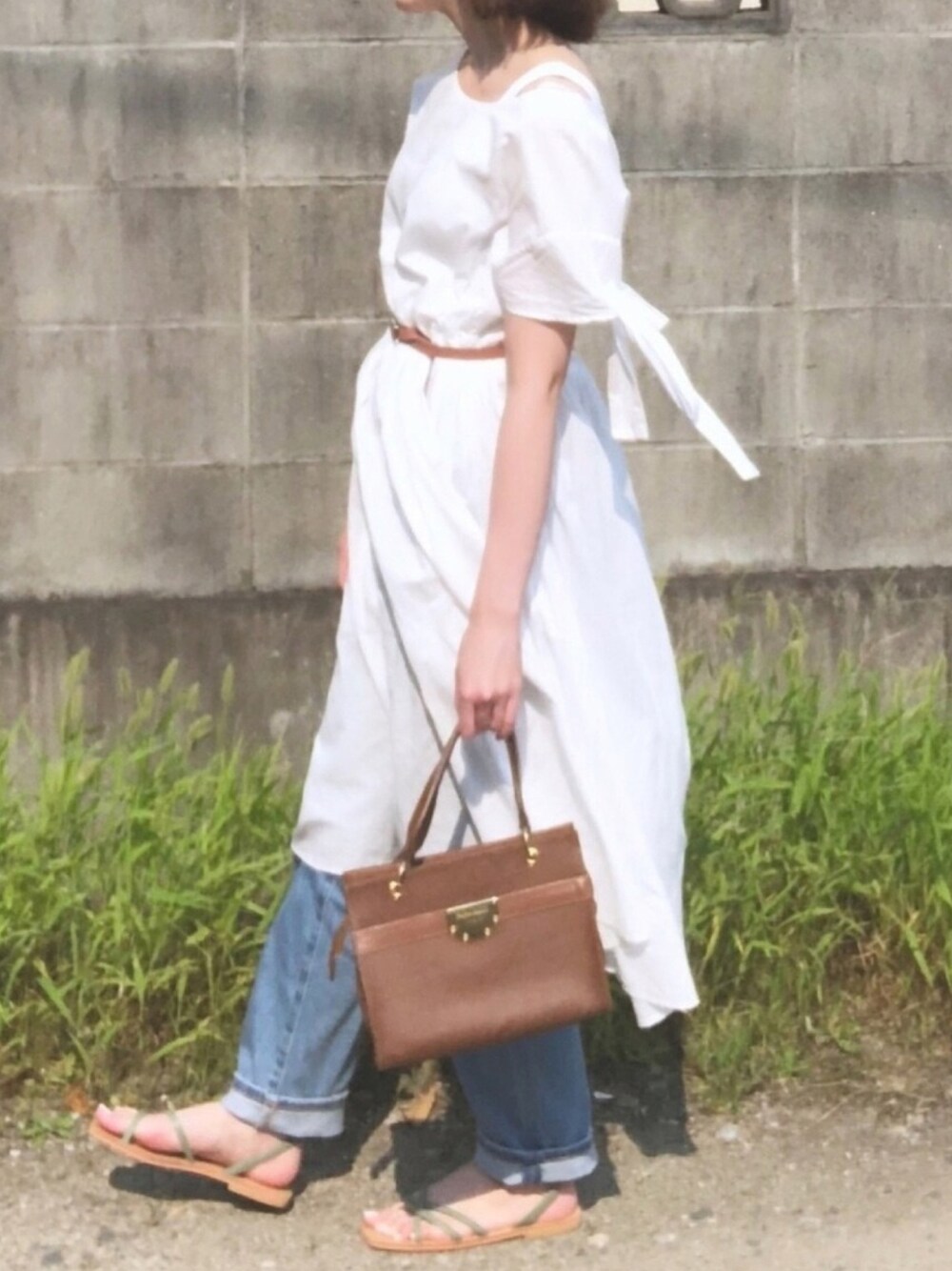 「デニム、ワンピース、シンプル、夏、白、サンダル、きれいめカジュアル、ゆるコーデ」｜「UNIQLOのハイライズストレートジーンズ(丈標準72cm）（デニムパンツ、ブルー系）」を使った、mokonaさん（レディース・155cm）の夏コーディネートの1枚目の写真