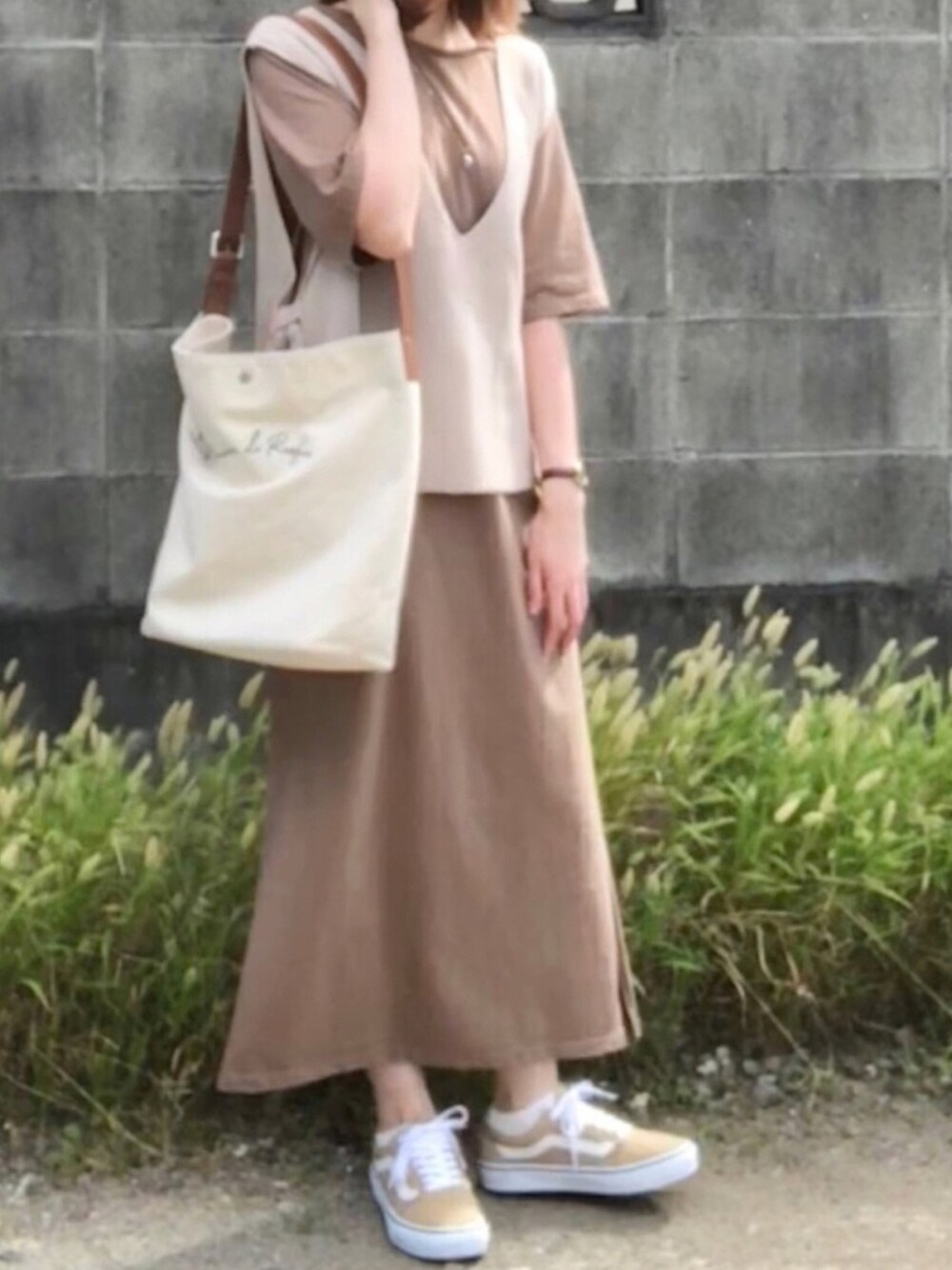 「ベージュ、秋色、大人カジュアル、ニットベスト、ロングワンピース、オールドスクール、ブラウンコーデ、秋コーデ」｜「VANSのVANS ヴァンズ OLD SKOOL DX オールドスクール DX CALM V36CL+ CALM  GINGER（スニーカー、ベージュ系）」を使った、mokonaさん（レディース・155cm）の秋コーディネートの1枚目の写真
