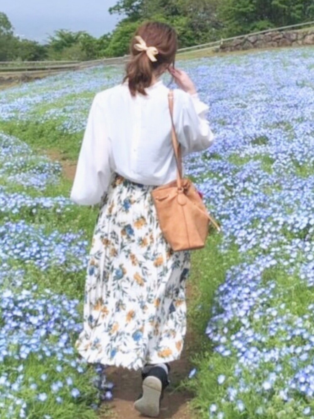 「花柄、ガーリー、休日スタイル、プリーツスカート、白ブラウス」｜「SENSE OF PLACE by URBAN RESEARCHのフラワープリントプリーツスカート（スカート、ベージュ系）」を使った、mokonaさん（レディース・155cm）の春コーディネートの1枚目の写真