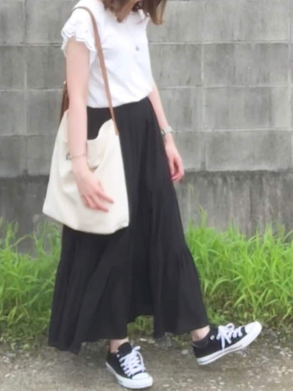 「converse、大人カジュアル、シンプルコーデ、モノトーンコーデ、キャンバストート、白Tシャツ」｜「CONVERSEの【CONVERSE NEXTAR 110LOW】　コンバース進化形次世代モデル *ZOZOTOWNすべてのシューズ部門　2位獲得実績モデル（スニーカー、ブラック系）」を使った、mokonaさん（レディース・155cm）の夏コーディネートの1枚目の写真