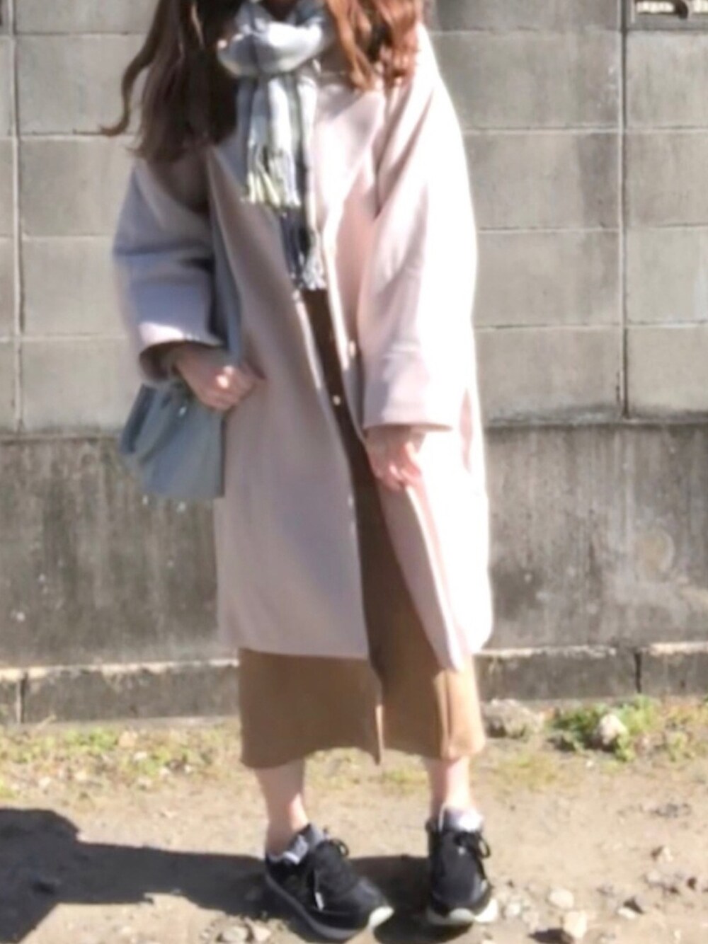 「冬コーデ、スニーカーコーデ、休日コーデ、オトナカジュアル、初売りセールで買いました2019」｜「URBAN RESEARCH ROSSO WOMENのビッグラペルオーバーコート（チェスターコート、ホワイト系）」を使った、mokonaさん（レディース・155cm）の冬コーディネートの1枚目の写真